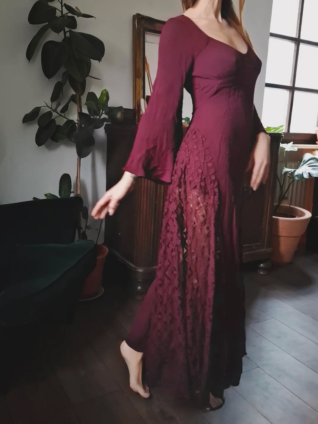 Wahrheit beginnt dort, wo du dir selbst nicht länger davonläufst.
Wo du innehältst, auch wenn es unbequem wird.
Wo du dort bleibst, selbst wenn nichts mehr sicher scheint.
Nicht um stark zu sein.
Sondern um ehrlich zu werden.
Und genau dort, beginnt ein Leben, das dir wirklich entspricht. 🌿