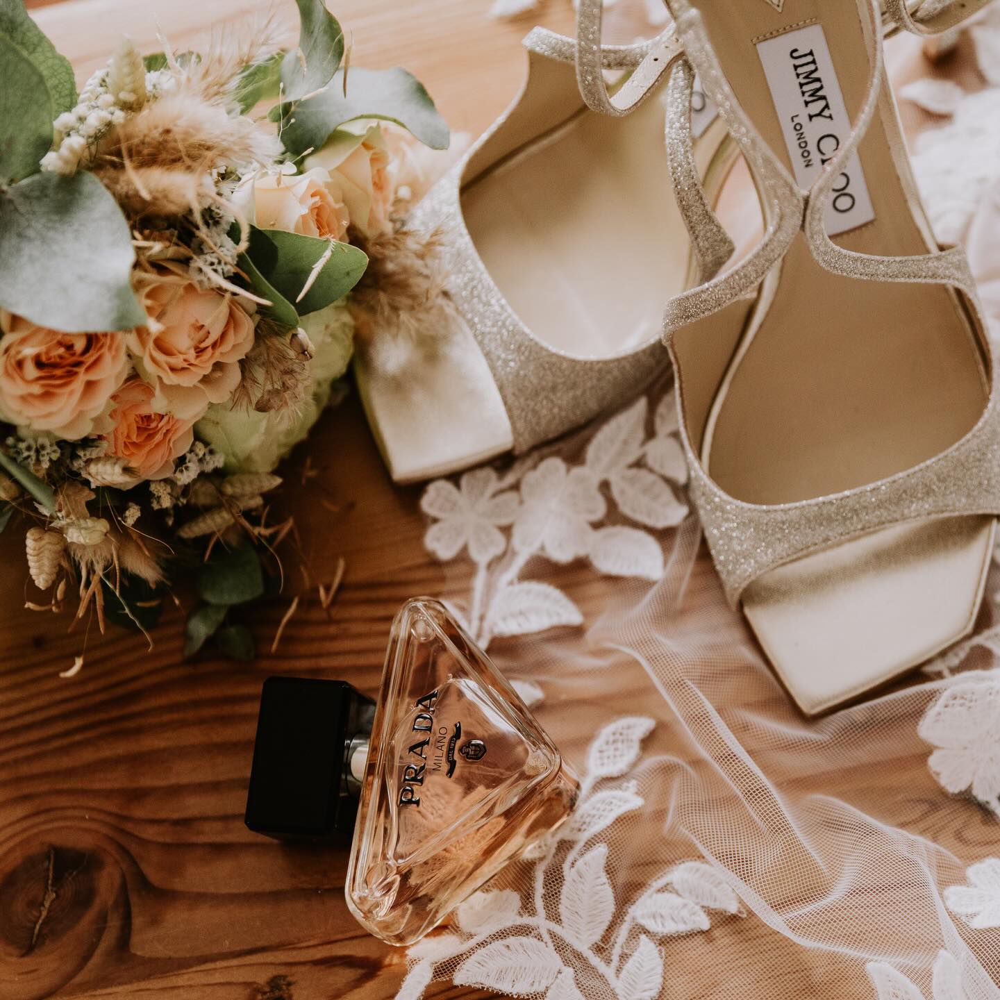 Parce qu’un mariage, ce n’est pas seulement un grand moment,
c’est une somme de petits détails soigneusement choisis.
Tous les détails comptent.
Et quand on les sublime,
ils deviennent des souvenirs à part entière 🤍
#ArtDuDétail #DétailsDeMariage #WeddingDetails #MariageÉlégant #InspirationMariage