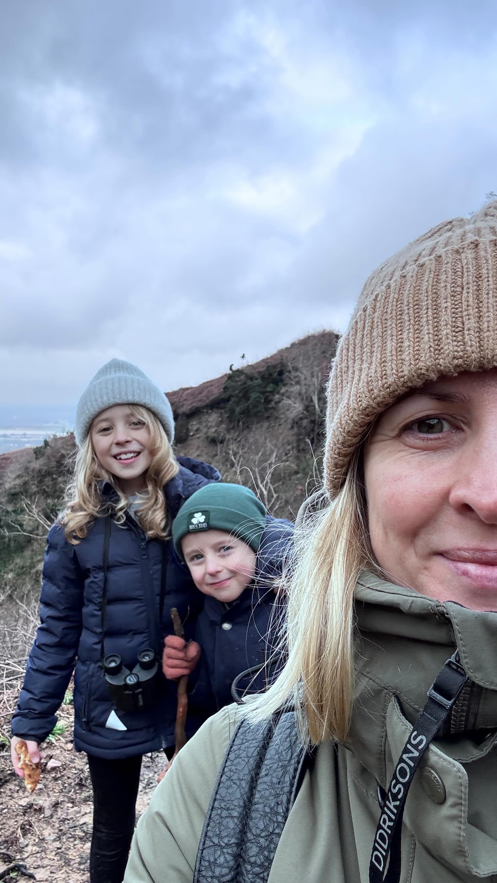 Rambling my way through St. Brigid’s Day, woke up not knowing what to do with the kids but remembered I’m spoiled for hiking trails in this part of 🇮🇪
Sure, I bribe them with sweet snacks but they are really starting to enjoy a ramble and that helps to keep me sane.
#ireland #ravensdaleforest #walkingtrailsireland #hikemoreworryless