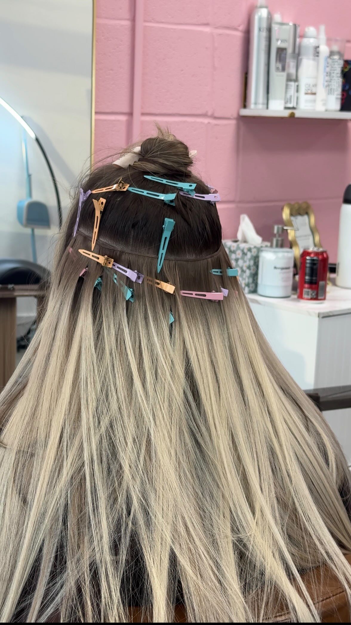 two row extension install and color transformation 🤭
#charlottehairextensions #clthairstylist #cltextensions #cltblonde