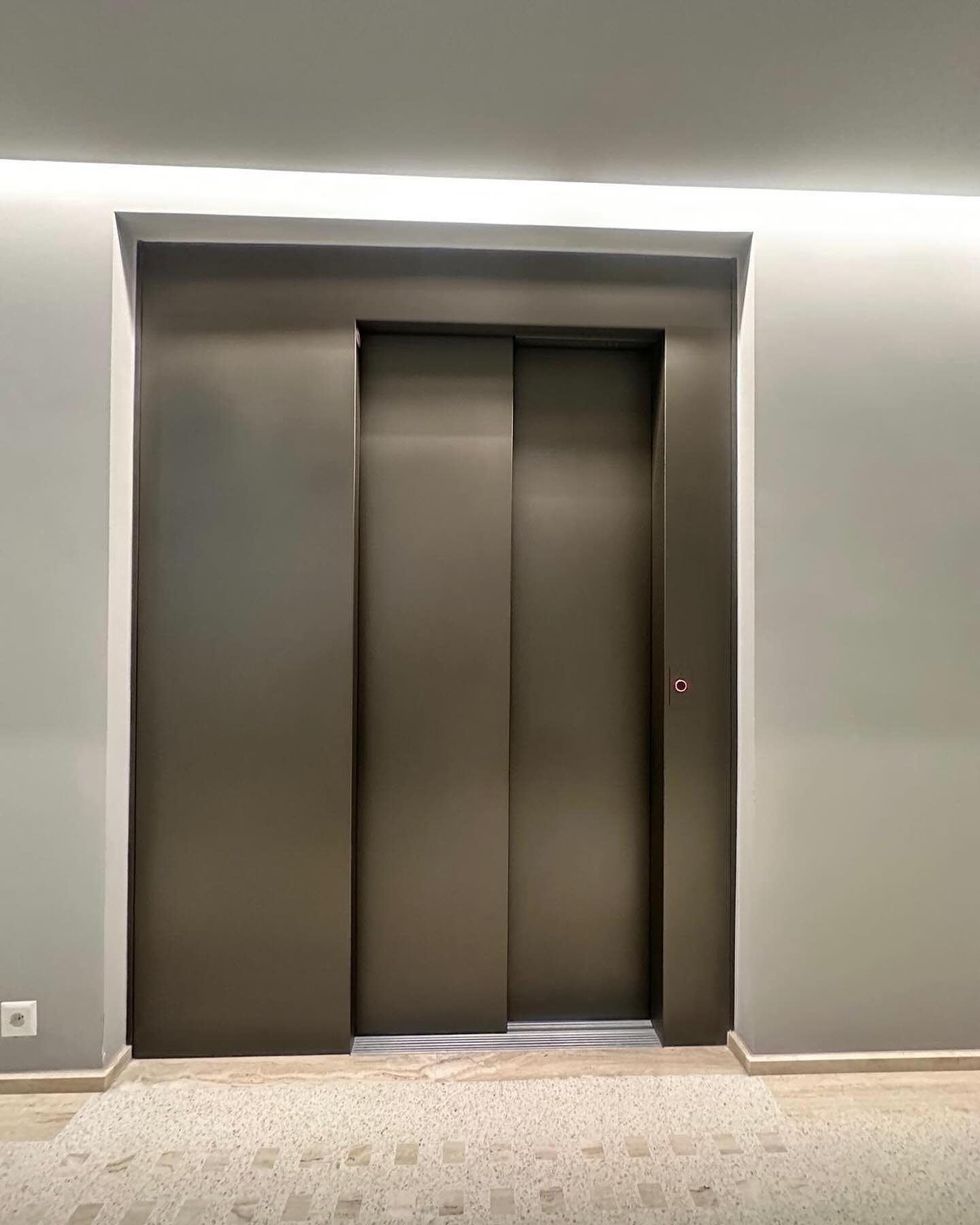 En cours… ⏳ remise en peinture de 12 portes d’ascenseurs en IGP bronze.