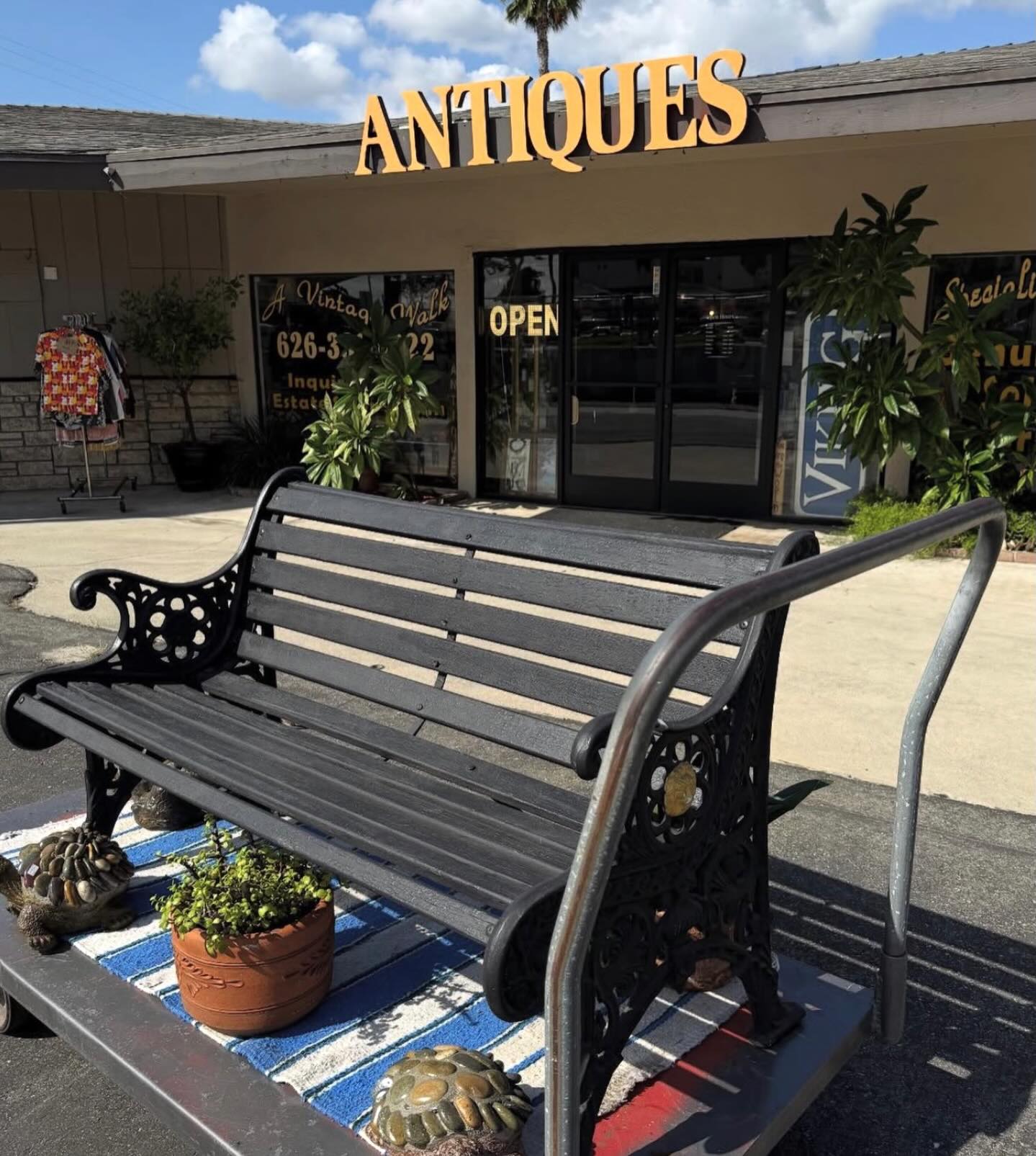 Shoutout @avintagewalk
One of the coolest vintage spots in the SGV.
Give them a follow and a visit!
#stay #thrifting #finding & #stayfly