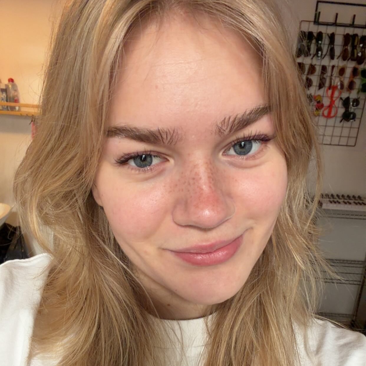 ✨ S ✨ + neus contouring
Het S pakket is een ontzettend leuke behandeling waarin we de neus gaan be-sproeten. De wens: een subtiele sproet met contouring. Dus dat houdt in dat de zijkanten van de neus goed in de sproet zit en de neusbrug deels wordt vrijgehouden.
Foto 1 = genezen💥
Foto 2 = direct na de behandeling
#freckles #contouring #sproetjes #pmu #pmuart