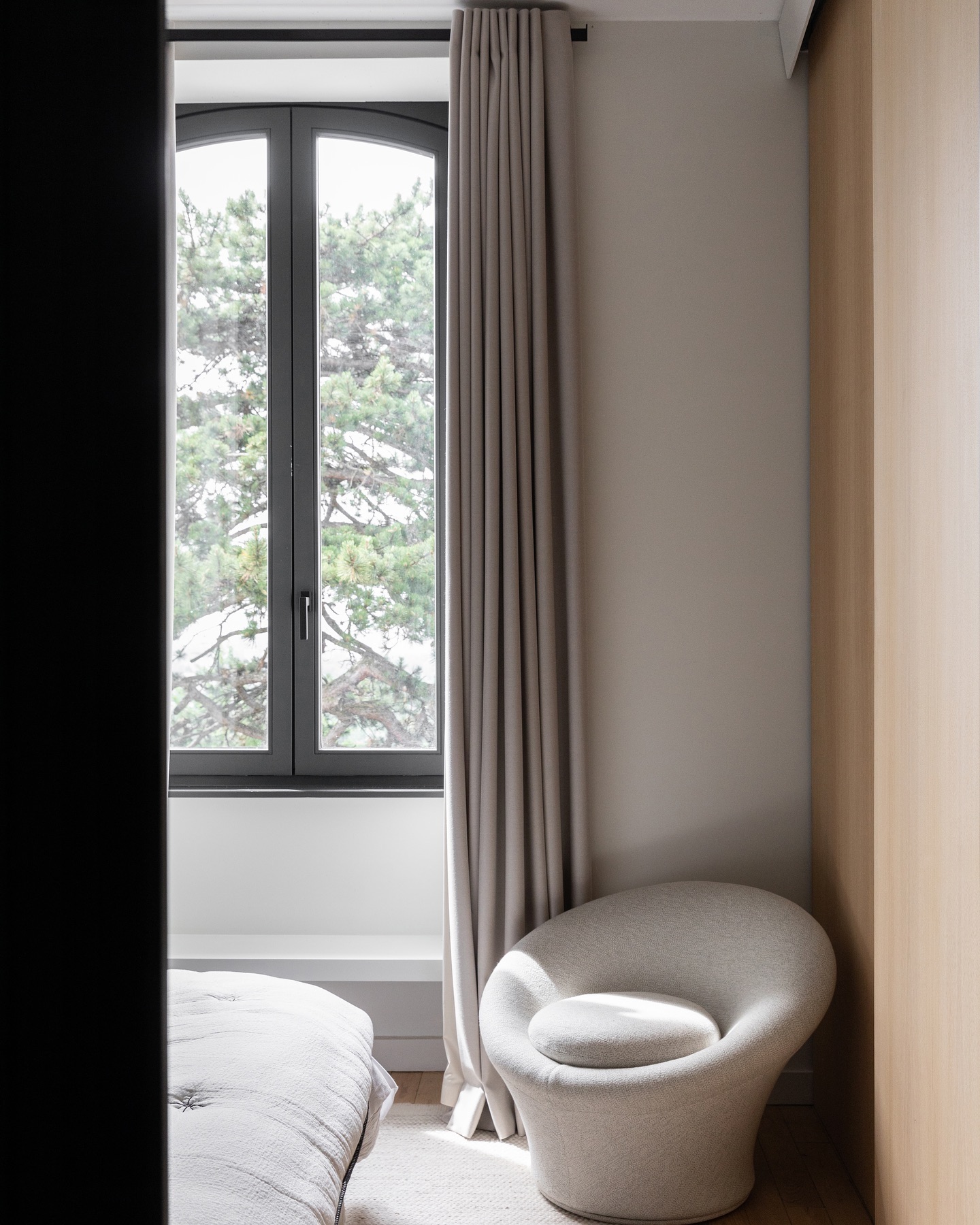 LAMARQUE - En Ligne 👀
..............….……….…......................................
.
. https://www.bc-ateliers.com/lamarque
.
.Réaménagement d’un appartement de 60m2 : du bois, du textile, de la corde, du métal.
.La sensibilité d’un atelier d’artiste.
.
@atelierdamienbruneel @ethnicraft @maisondevacances @dcw_editions @farrowandball @larsenfabrics @elitisfrance @lensemblier @vincent_sheppard_furniture @lesformesutiles @maisonsarahlavoine ©️@bc.ateliers 📷 @bcdfstudio
.
.
.
#house #architectureinterieure #art #photoofthedays #architecture #harparmchair #circa #jorgenhovelskov #design #light #wood #interiordesign #wood #design #elitis #picoftheday #parquet #rope #atelierdamienbruneel #larsenfabrics #iglyon #monlyon #igdecor #architectureinterieure #onlylyon #architecturelovers #bcateliers