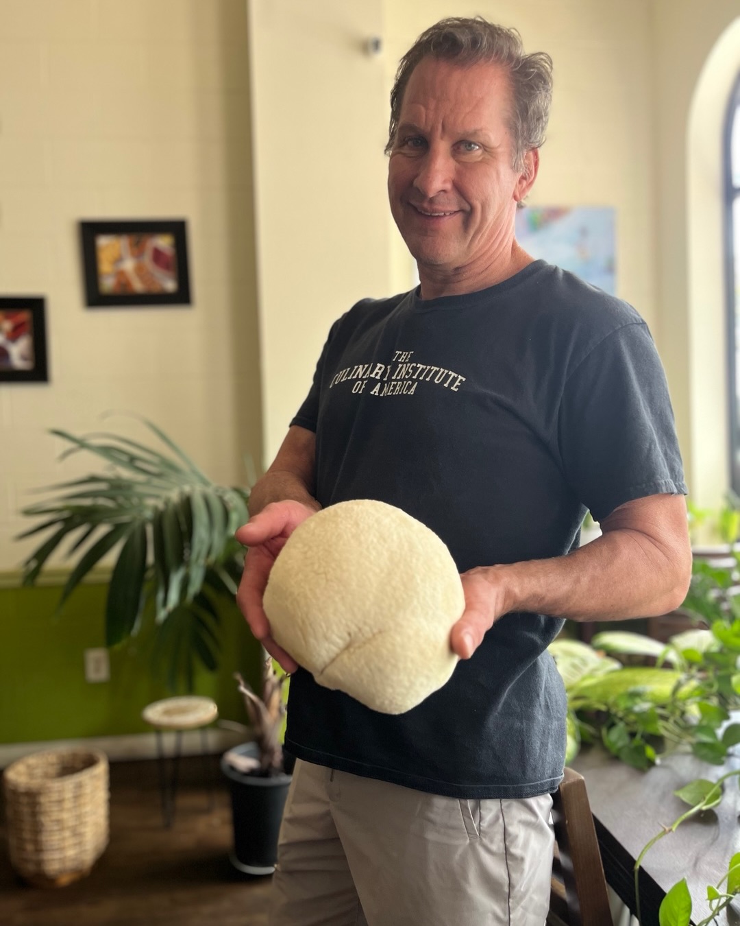 Happy birthday to our chef, owner, menu magician, and chaos controller in chief!
.
.
.
#sixtytwomarcket #sixtytwomarcketwailuku #birthday