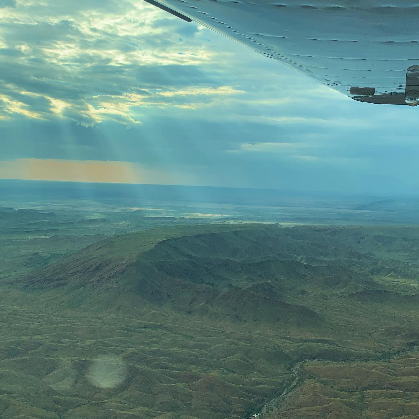 First glimmer of the build up to wet season out here in the Kimberleys! Dixon ranges capturing some beautiful rays of light during a Bungle Bungle scenic 🏔Call today to book in for one of our many scenic flights on offer! 🌤 #bunglebungles #purnululunationalpark #visitwa #tourismwa