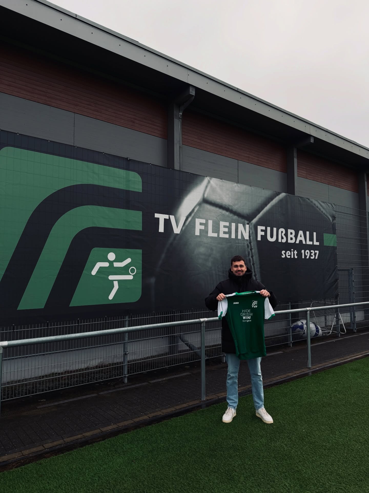 Unser erster Wintertransfer⚪🟢
Willkommen Florian Minig! 💚🤍
Florian wechselt vom FC Kirchhausen zu uns und ist ab sofort für die Rückrunde spielberechtigt. Als Linksfuß fühlt er sich auf der Außenverteidiger-Position zuhause und bringt Stabilität, Einsatz und Spielverständnis über die linke Seite mit.
Wir wünschen dir viel Erfolg, Spaß und starke Auftritte in Grün-Weiß!
Gib Gas! 💪⚽
#Neuzugang #Wintertransfer #GrünWeiß #Willkommen #Rückrunde