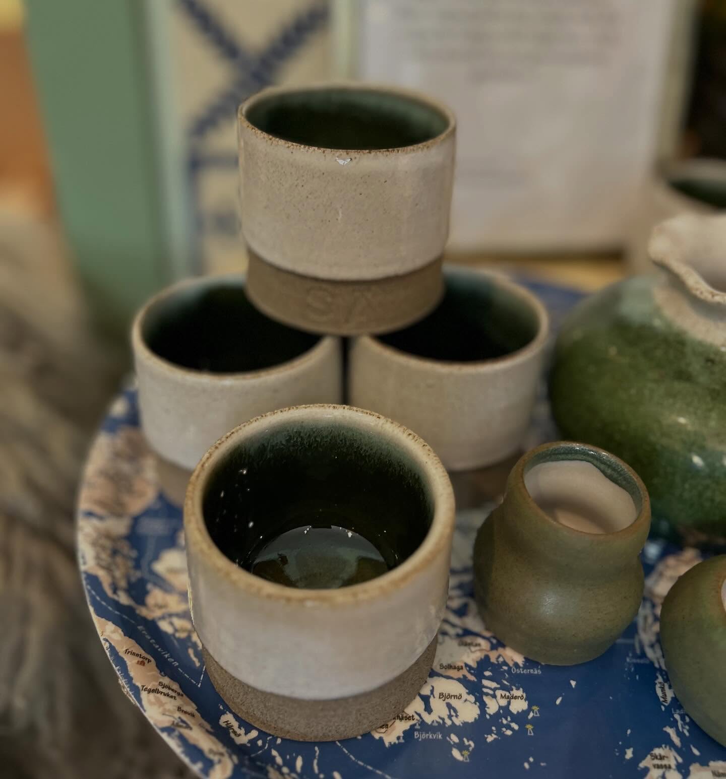 Vi är så glada att få presentera Susanne Bolls @susanne_boll_ fina keramik hos oss i butiken!
Susanne skapar unika koppar och vaser för hand. Hon har tagit fram ”Södra Ängby-koppen” som är inspirerad av villorna och naturen i Ängby.
Så roligt att få möjligheten att sälja och lyfta fram lokala konstnärer och entreprenörer 🌸
Välkommen in och upptäck hennes vackra keramik – kanske hittar du en ny favorit till hemmet eller en perfekt present 🎁