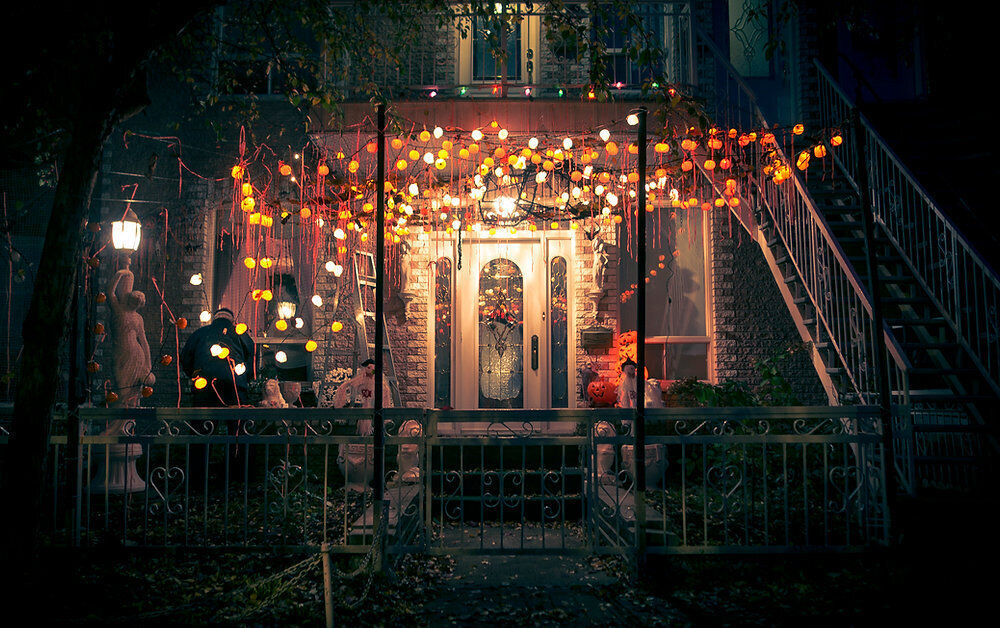 🎃🏡 Spooky Season is Here! 🕸✨
Check out this adorable house decked out with glowing pumpkin lights for Halloween! 🍂👻 Whether you're looking to transform your home into a festive haunt or just want some inspiration, we've got all the tips you need to make your house spook-tacular this season! 🎃🧙♀️
Tap the link in bio for decorating ideas and roofing tips!