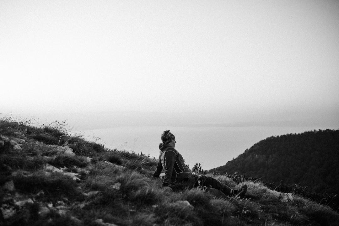 Utonuli smo u zimski san.
Doba godine kad odmaramo, planiramo neke nove evente, nove ture i razmišljamo što i kako napraviti kad nam dođe toplije vrijeme.
Dobra vijest je da od 1.3. krećemo svakodnevno s HIKE&Gastro turama na jugu Istre.
U Ožujku također gostujemo i na Papuku, ako ste mislili da je Slavonija ravna gadno ste se prevarili.
Tamo uz drage prijatelje iz @littlehouseonpapuk planiramo odraditi Hike &Gastro vikend turu, cilj je spojiti sve slavonske adute u jednu interesantnu priču. Jako sve veselimo tome gostovanju. Uskoro više informacija o tome eventu.
Da ne bi samo govorili o Ožujku, imamo i Veljaču koja je skoro pred vratima.
Svaki vikend jedna lokacija i degustacija jedne rakije. Ne može rakija na suho tako da će biti i nešto za prigricnuti ;)
Ovo su ture za +18, ali ne brinite uskoro je u pripremi i nešto za djecu. Al psss..uskoro o tome uz @igraonica_zutikisobran