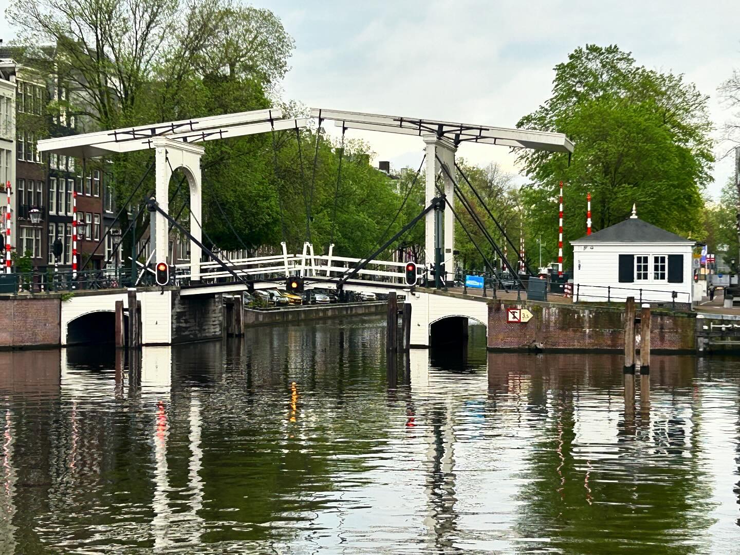 We came across the Walter Suskindburg drawbridge which crosses the Nieuwe Herengracht as we walked 5km before 9am 🕘.
#bridge #canal #amsterdamcity #tidal