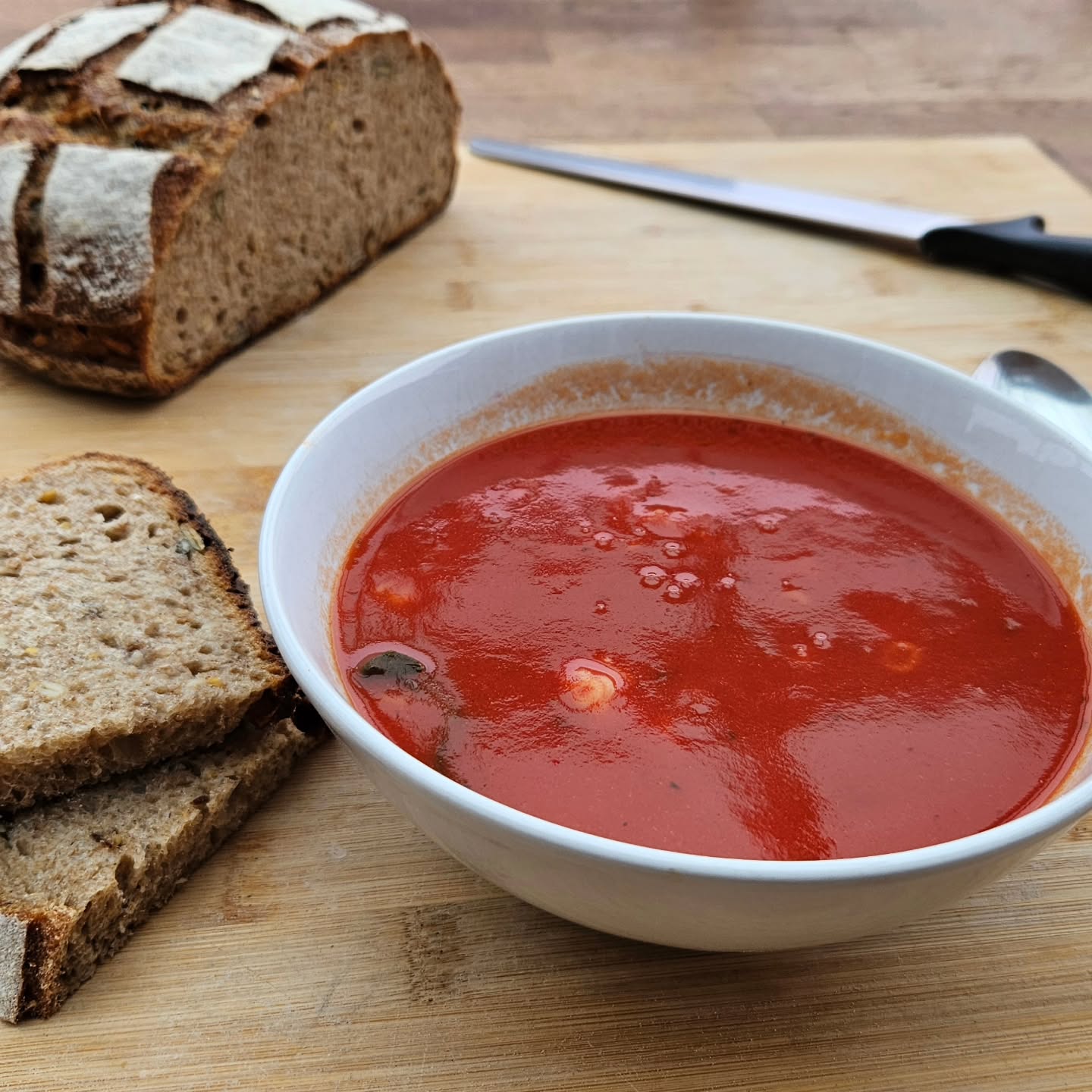 When the weather turns grey, we turn the oven on.
A bowl of warm tomato soup and a few slices of our Rustic Crown — luxury seeded, earthy, proper sourdough goodness.
Simple. Honest. Comfort.
Some days, that’s all you need. ❤️🍅🍞
#bakedbythevarga #rusticcrown #sourdough #artisanbread #realbread