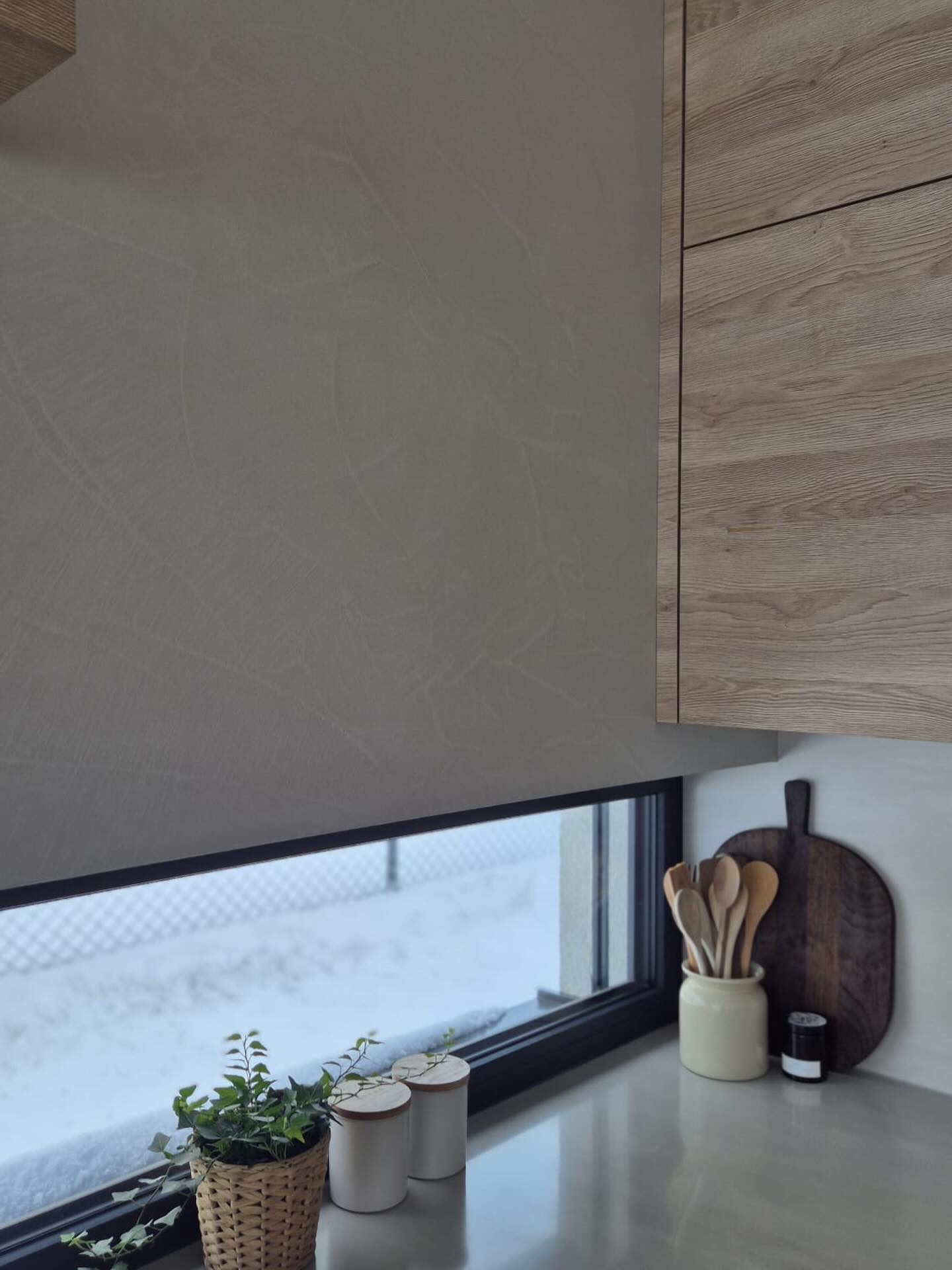 Zemité tóny, trend pro rok 2026, mikrocement v odstínu greige (mix šedé a béžové). #monolitdesign #design #mikrocement #decoration #trend