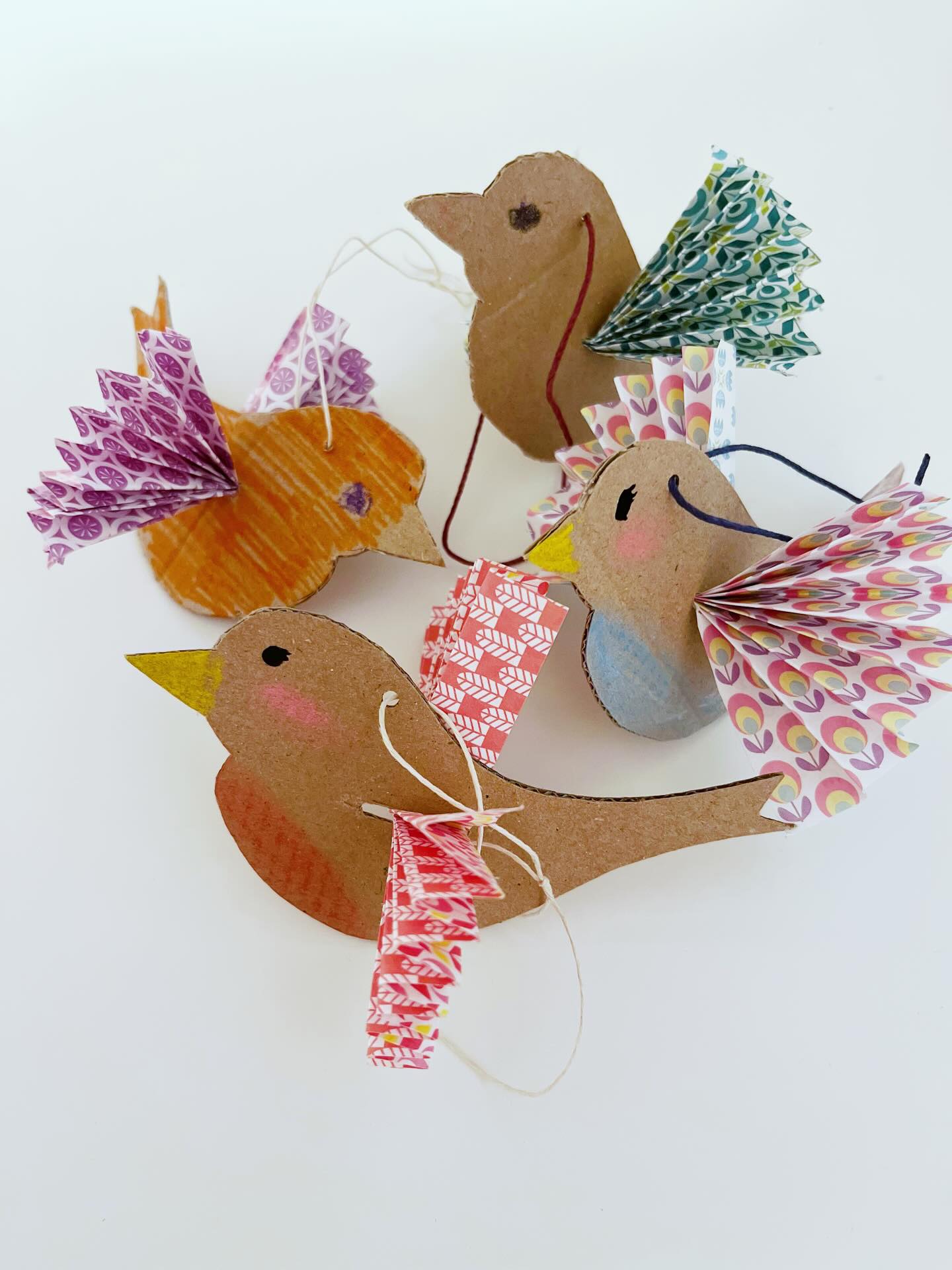 🇬🇧DIY – The Little Bird
A lovely craft inspired by the beautiful French book “Le bonhomme et l’oiseau”, a poetic tale about friendship and the changing seasons.
This is a simple, accessible project for young children (under 6 years old), yet it is just as loved by older ones.
Materials:
– cardboard
– craft knife (with adult supervision)
– black marker
– water-soluble soft pastels
– string
– paper (10×20 cm)
– hole punch
Cut out a shape of a bird from cardboard, then colour in its feathers with pastels. The wings are made from an accordion-folded strip of paper inserted into a small slit, and a piece of string lets the bird dance in the air.
You can find all the steps and photos on my website (link in bio).
You’ll also find another fun activity inspired by the same book : “Snowman bookmarks”, available as a free printable on my site!
Don’t forget to share your creations — I’d love to see your colourful versions of these little birds and snowmen!
—
🇫🇷DIY – Le petit oiseau
Une douce activité inspirée de l’album “Le bonhomme et l’oiseau”, un magnifique conte poétique du Père Castor.
Un bricolage simple et accessible aux plus jeunes (<6 ans), mais aussi très apprécié des plus grands.
Matériel :
– carton
– cutter (avec un adulte)
– marqueur noir
– pastels secs aquarellables
– fil
– papier (10×20 cm)
– poinçonneuse à papier
J’ai découpé dans du carton la silhouette d’un oiseau, puis coloré son plumage aux pastels. Ses ailes sont un accordéon de papier glissé dans une petite fente, et un fil permet de le suspendre et le faire danser dans l’air.
Retrouvez toutes les étapes et les photos sur mon site (lien en bio).
Et découvrez aussi la seconde activité autour de ce livre : les marques-pages bonhomme de neige, à télécharger gratuitement sur mon site !
Et n’hésitez pas à me partager vos créations : j’adorerai découvrir vos versions colorées de ces petits oiseaux et bonhommes de neige !
—
kids winter craft | DIY bird craft | cardboard bird | book and play activities |fågelpyssel | återbruk pyssel | activité manuelle enfant | bricolage hiver | lecture créative | oiseau en carton
—
#bookishplay #inspiretheirearlyyears #diywithkids