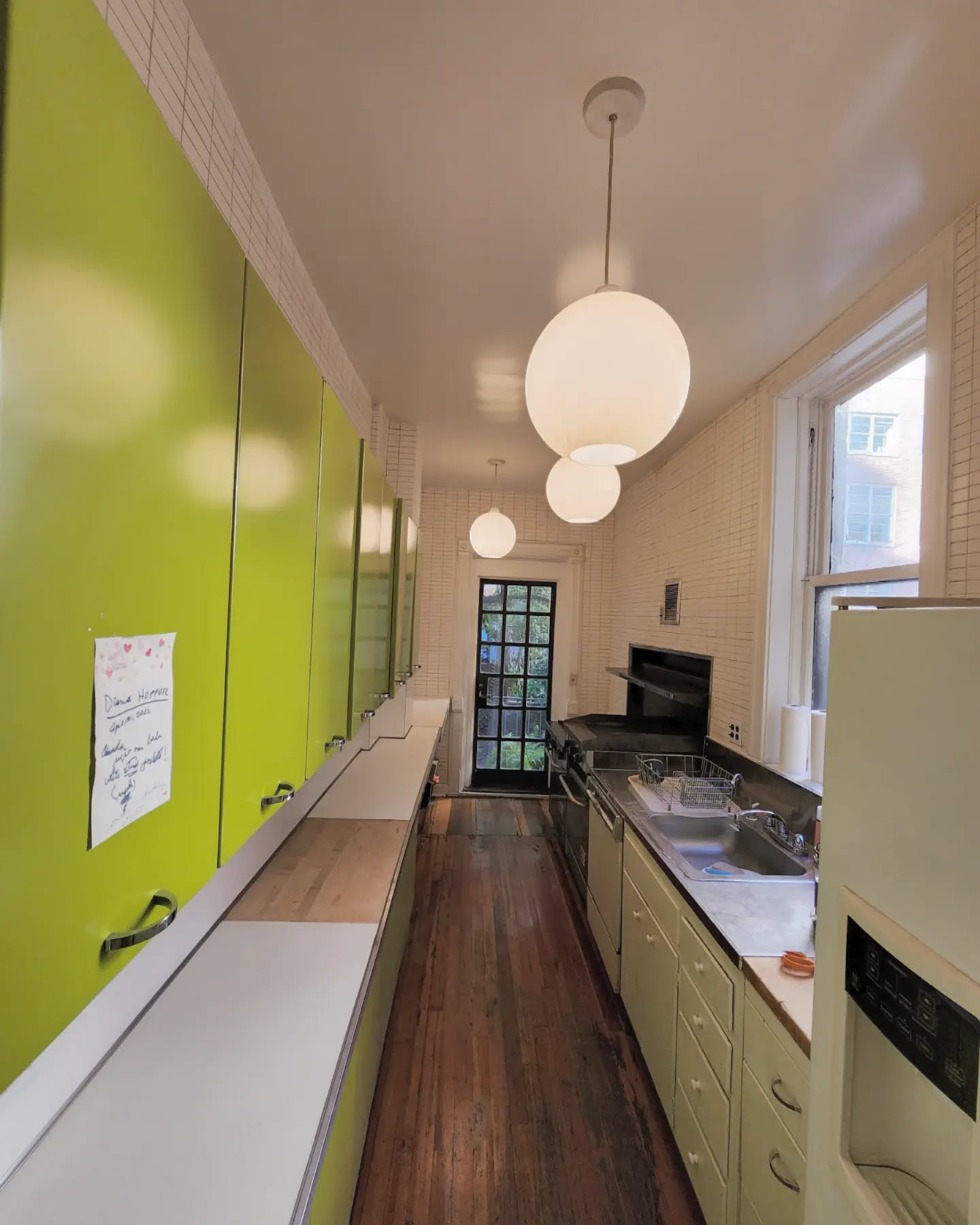 This avocado π kitchen cabinets are a vibe in this alley mid-centruy kitchen
