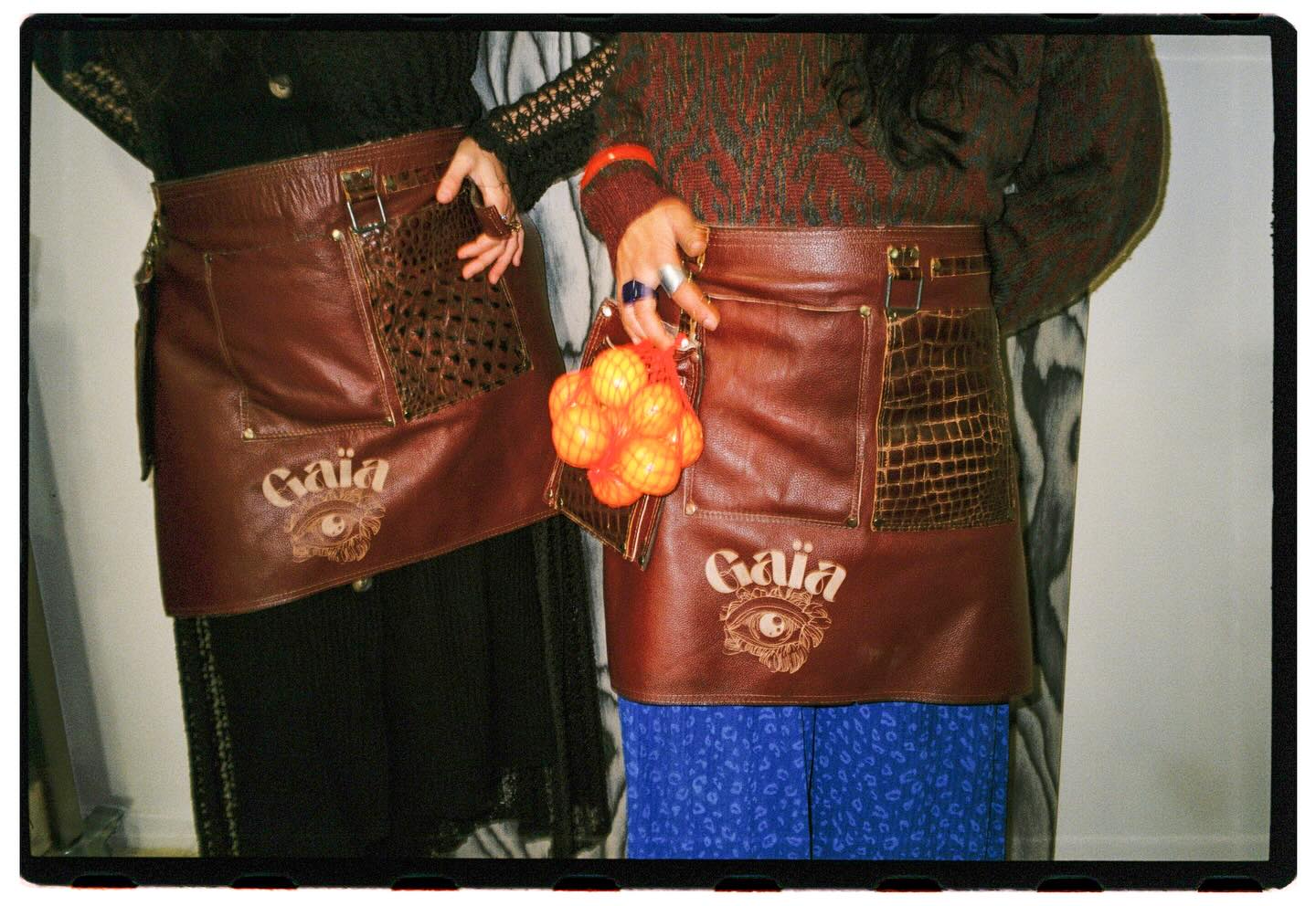 Just a close-up of our tabliers, designed by us in our signature Prune shade, carefully tailored and handmade in Colombia. ❤️🔥🐊🤌🏽
.
.
.
•THE DETAILS CARIÑO IS ALWAYS ALL IN THE DETAILS•
.
.
Eyes in 35 mm @jopipemi