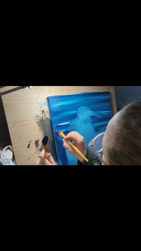 Der Hintergrund ist fast fertig. Das Verblenden hat überraschend gut geklappt und ich bin wirklich zufrieden. Morgen kommen noch die gräßer im Hintergrund dran und dann sehen wir, wie realistisch ich mit Acryl malen kann. Freue mich schon sehr auf den Fischreiher, auch wenn die übriggebliebene Skizze derzeit eher einem Geier ähnelt.
#animalart #AcrylicPainting #acrylkunst #acrylicartist #myownartology