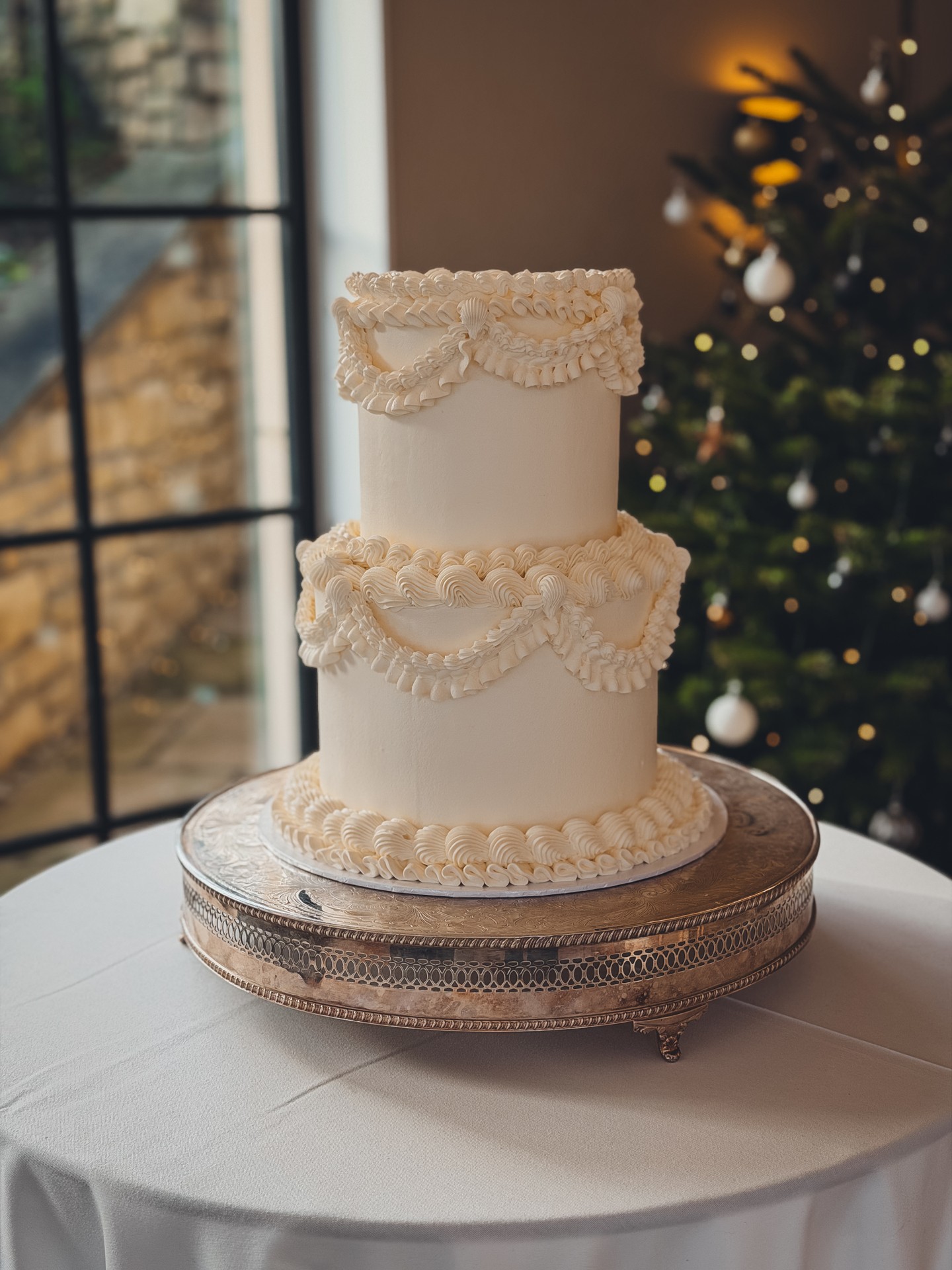 Timeless elegance for Sophie & Conrad 🤍✨
This two-tier ganache wedding cake was designed with intricate piped detailing and soft tones to create a beautiful centrepiece for their special day at The Pear Tree.
Every detail was handcrafted to reflect their vision, their venue, and the overall feel of their celebration. Creating bespoke wedding cakes like this is exactly why I love what I do.
If you’re planning a wedding in Wiltshire, Oxfordshire, the Cotswolds, or the South West and looking for a luxury wedding cake designer who offers exceptional quality, personal service, and a seamless experience, I’d love to hear from you.
✨ Limited 2026 dates available
💍 Secure your date early
📩 Enquire via my website
👉 www.kimberlyjaynecakedesign.co.uk
#KimberlyJayneCakeDesign #LuxuryWeddingCake #ButtercreamWeddingCake #ThePearTreeWedding #WiltshireWeddings #OxfordshireWeddings #CotswoldsWeddings #SouthWestWeddings #BespokeWeddingCake #WeddingCakeDesignerUK #LuxuryBride #WeddingPlanningUK