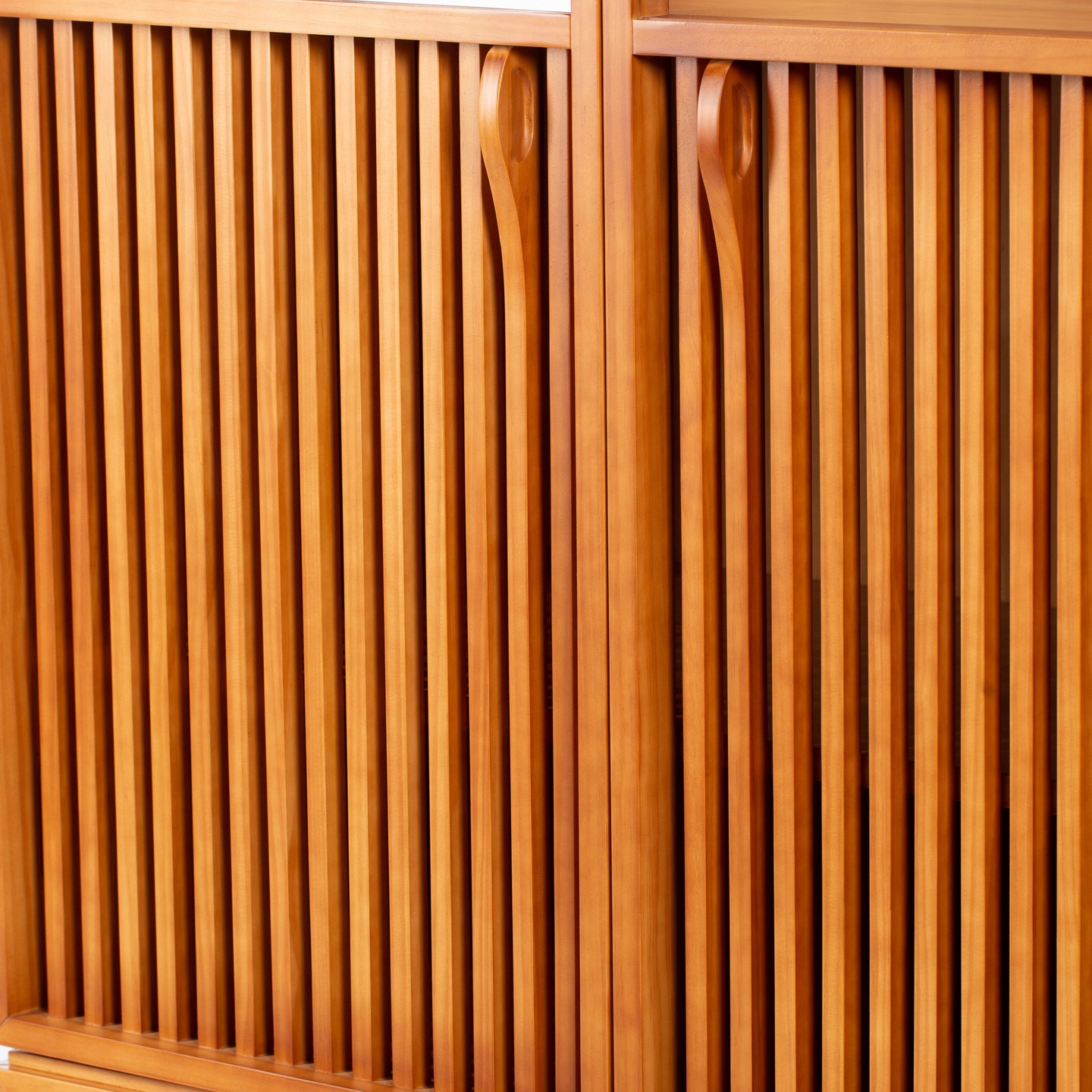 detalhes cristaleira Cave
em madeira maciça
design @ampezzanmaciel.design
coleção Bossa Nova
De Lavie Decor
#delaviedecor #delavie #moveiscomdesign #moveisdemadeira #design #decor #cristaleira #mueblesdemadera #woodenfurniture #vitrinas #mueblescondiseno #mueblesbrasilenos #brazilianfurniture