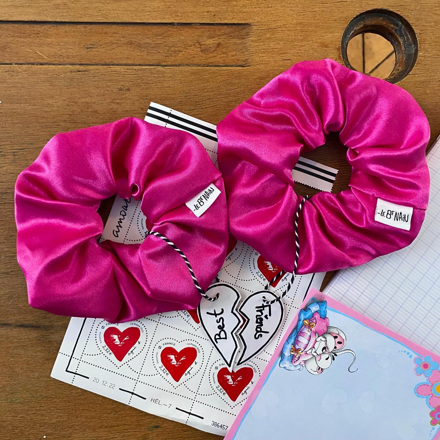 CONCOURS! đșđ
Les chouchoux dâamitiĂ© sont les nouveaux bracelets dâamitiĂ©! Pour fĂȘter nos 200 abonnĂ©s, on vous offre deux chouchoux de votre choix!
Il suffit de suivre @8enain et de tagger la personne avec qui vous souhaitez partager le chouchou en commentaire đ«¶đ» ++ pour les partages en story!
đ§đŒââïž Le HuitiĂšme Nain rĂ©cupĂšre des chutes de tissus dâentreprises pour Ă©viter le gaspillage de lâindustrie textile, et minimiser lâempreinte Ă©cologique créée par la production de tissu! 100% des bĂ©nĂ©fices seront reversĂ©s Ă un organisme qui oeuvre pour la protection et le nettoyage des ocĂ©ans! đ