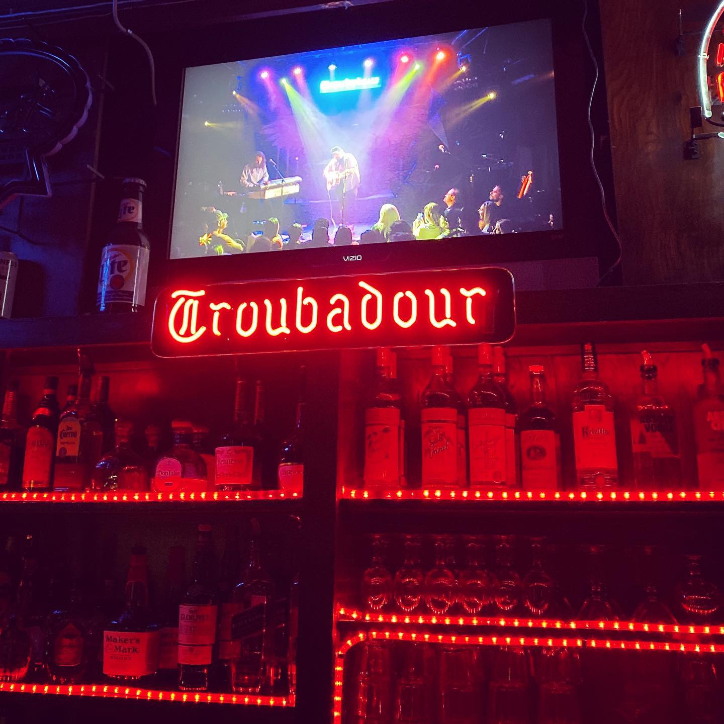 “Art is what we call the beautiful, bizarre attempts we humans create in hope of remembering this life, of sharing it - of trying to capture the unattainable.” From Chapter Two of #dirtythirtybybillieproffitt - #artsavesthelonely, #baby. Whatever type of art speaks to you, be present with it whenever you have the opportunity.
•
♥️🎶📖🔪🍽🖼📸📺🎙
•
📷: @missproffitt