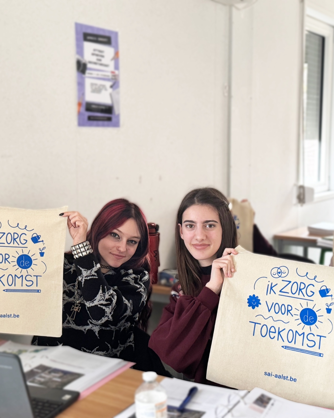 Een tote bag met onze slogan: โIk zorg voor de toekomst.โ
Dat cadeautje kregen al onze personeelsleden en leerlingen/studenten.
Want zorg voor morgen? Daar zijn wij vandaag al mee bezig. ๐ฑ ๐ฉต
En ja, dat mag gezien worden. ๐ช