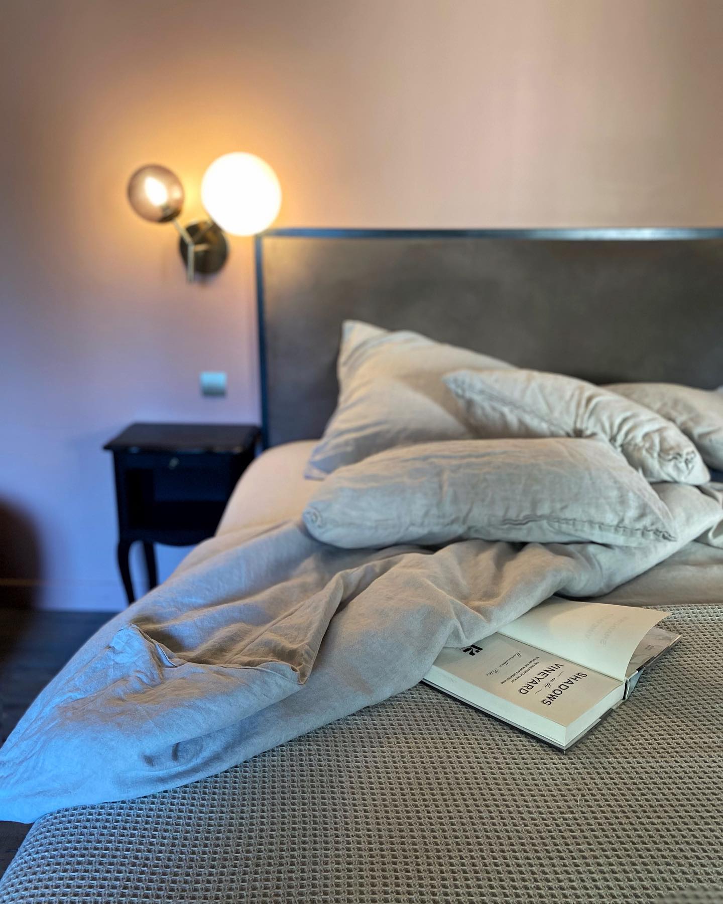 C’est la rentrée !
La maison devient plus calme, c’est le moment idéal pour prendre du temps à deux en amoureux, de se retrouver, se reconnecter, avec la sensation d’être encore en vacances.
L’Imprimerie sera votre petit évasion près de chez vous, nous avons tout prévu pour votre plus grand confort, dans les moindres détails !
Réservez directement en ligne (lien dans la bio) @la_vie_a_limprimerie
#staycation #lifestyle #leschambresdelimprimerie #guesthouse #burgundy #beaune #winelovers #limprimeriebeaune #idealsummer #cotedorjadore #automneenbourgogne