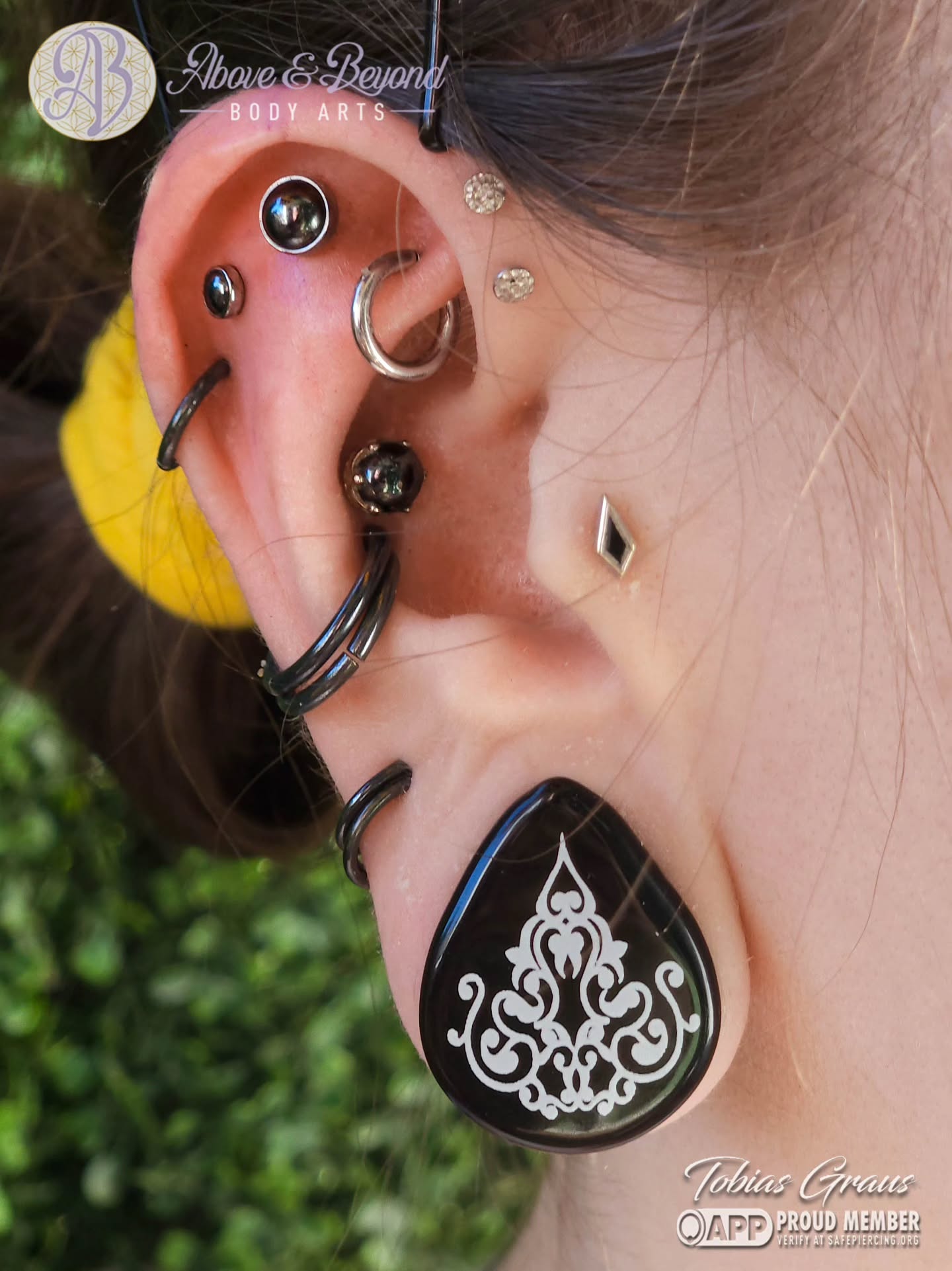 Tobias ( @50percentsnakes ) is super proud of this pair of flats they got to pierce on Kat! Matched with the upper conch they did last year as well with a menagerie of Black Onyx pieces, Kat's ear is stunning 😘👌
📷: @50percentsnakes
#flatpiercing #piercing #bodyjewelry #safepiercing #santabarbara