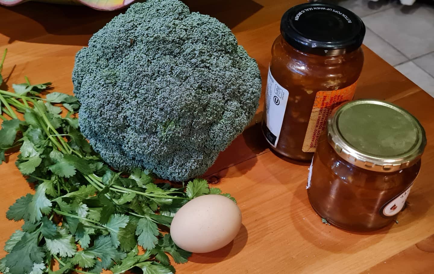 Living for one off the land - the last of my kumquat crop made into yummy jam, the first of 6 broccoli (so fresh!), the only egg of the day (we're a bit thin on the ground) and coriander harvested yesterday for tonight's curry. I don't need much more than this. Start slow and grow your efforts according to your needs.
#livingoffthelandinthe'burbs #theschoolofgardendesign #essentialstepstogrowingyourownproduce #fresheggs #broccoli #kumquatjam