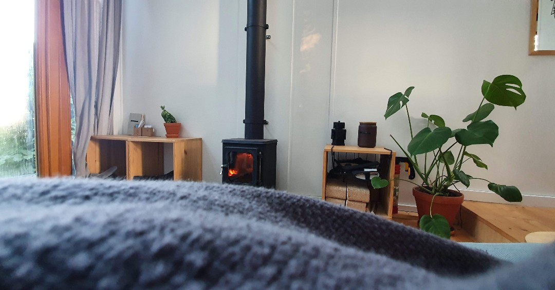 Es wird wärmer, aaaber immer noch nicht warm genug, um den Ofen nicht zu benutzen :)
#tinyescapehamburg #tinyescape #escapehamburg #naturerlebnis #reisenindeutschland #travelgermany #weroamgermany #minimalism #rückzug #zufluchtsort #trip #weekendtrip #tinyhouserentals #tinyhouserental #tinyhousebuild #tinyhouseairbnb #airbnbhomes #airbnbcabin #tinycabin #cabinstay #cabinrentals #glampinghub #tinyhouseonwheels #adventurehomes #sternenhimmel #loftbed #himmelbett #sleepoutside #adventure