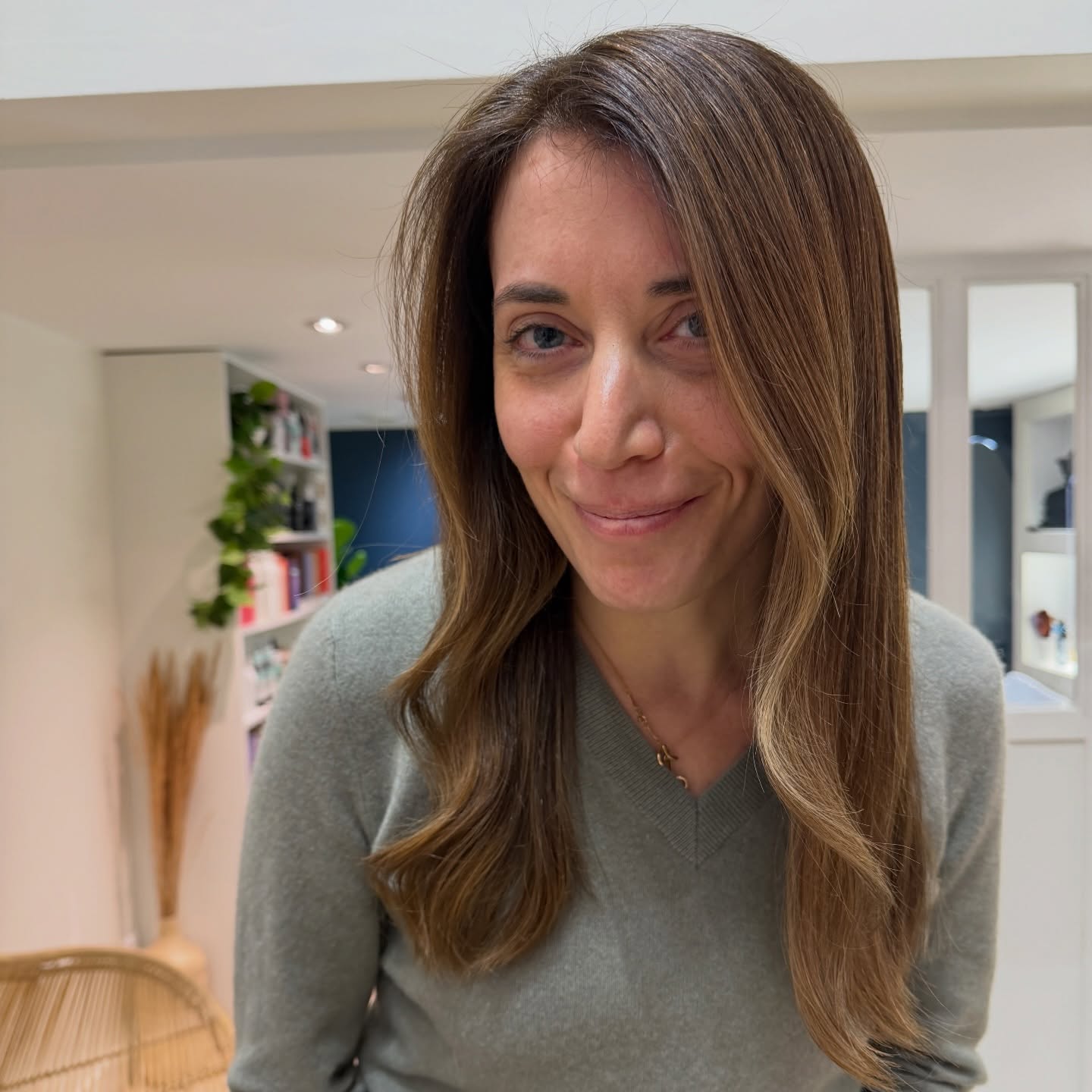 Une femme heureuse 😇
Quelle bonheur de donner du bonheur et faire du bien 😌
sur Anaëlle j’ai réalisé un balayage premium 🪄le must pour un fondu et une finesse incroyable ✨
Vous aimez cet avant /après
#coloristelyon #expertbalayage #balayageairtouch