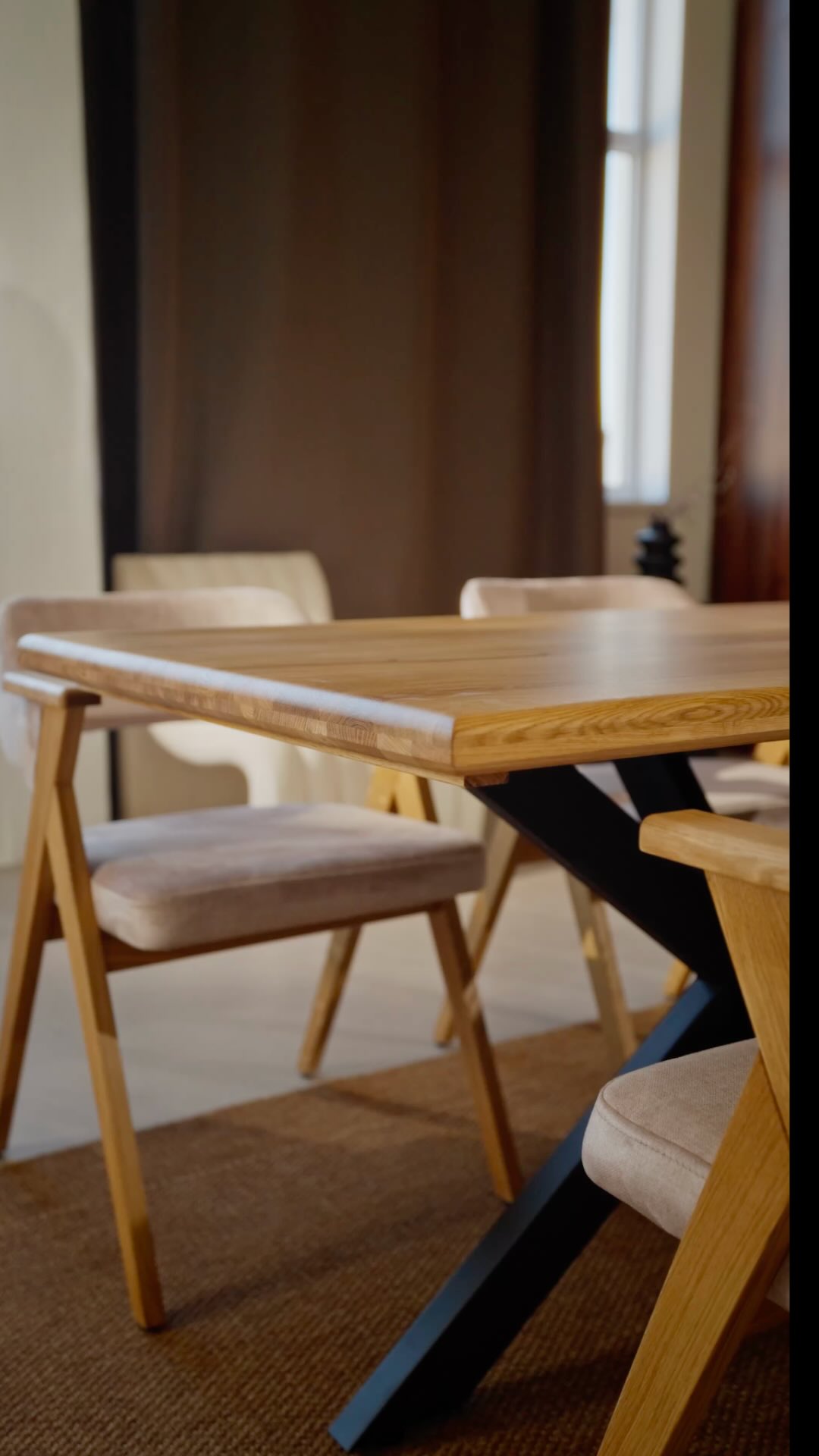 Stół Fin i krzesła Chicago to połączenie, obok którego trudno przejść obojętnie. Naturalny dąb, metalowa podstawa i przyjemna w dotyku tkanina tworzą nowoczesny, wyrazisty zestaw, który od razu porządkuje przestrzeń ✨
Stół Fin wprowadza mocny, stabilny akcent do jadalni, a krzesła Chicago dodają komfortu i równowagi między surowością a przytulnością. To idealne rozwiązanie na co dzień, do pracy przy stole i na długie wieczory z rodziną czy przyjaciółmi.
✔️ naturalny dąb + metalowa podstawa
✔️ wygodne, tapicerowane krzesła Chicago
✔️ zestaw, który zostaje z Tobą na lata
Odwiedź salony COZY WOOD w Gdańsku i Łodzi lub skontaktuj się z nami — pomożemy dobrać wersję, która najlepiej dopasuje się do Twojego domu 🤎