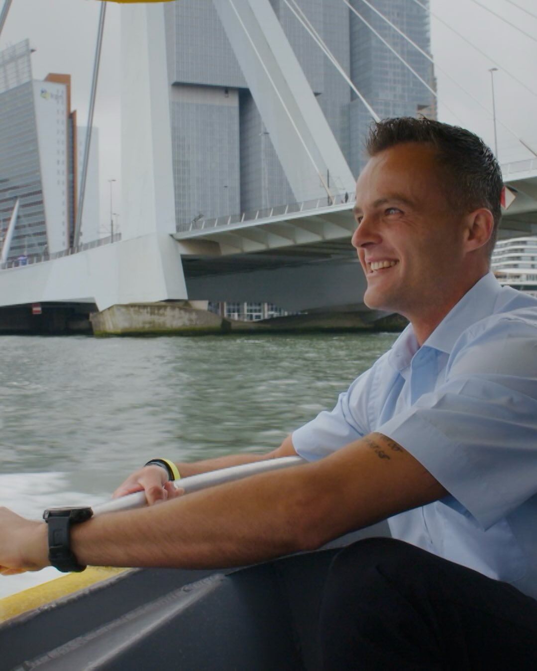 Wat een fantastische dag voor onze favoriete Rotterdammer Mitchel. Hij is met de serie 'Mitchel aan de Maas' namelijk 3 keer genomineerd voor een Dutch Reality Award in de categorieën beste reality programma, realityster man en reality doorbraak 2023.
Tot en met 27 november kun je op onze Mitchel stemmen via www.dutchrealityawards.nl/stemmen