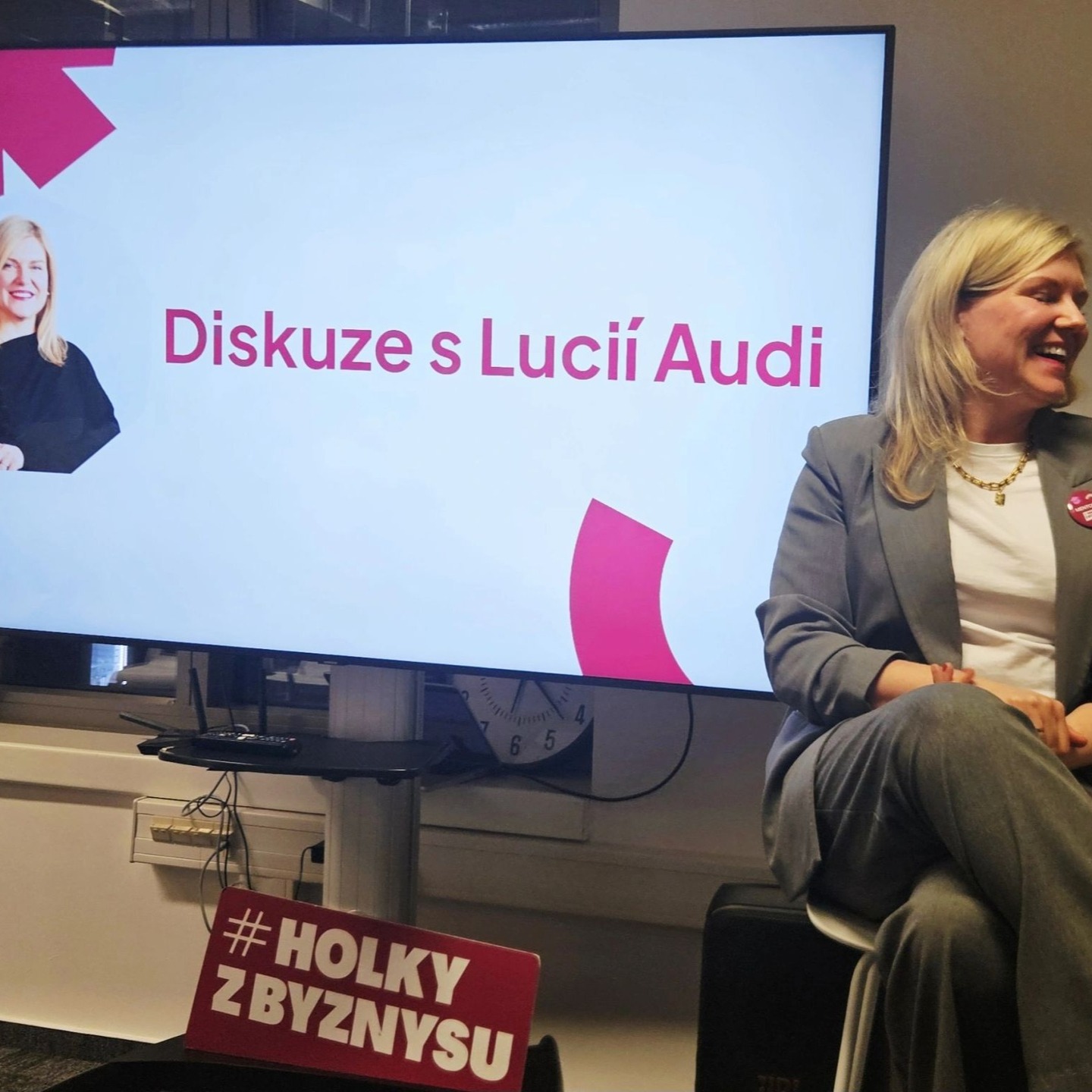 💃 Women. Business. Best practice.
Na setkání mentorů #HolkyzByznysu bylo opravdu živo.
A to nejen proto, že šlo o osobní setkání, ale především proto, že se na jednom místě potkala plná místnost žen – profesionálek z různých oborů, které spojuje jedna klíčová věc: touha pomáhat dalším ženám uspět a růst v podnikání.
V @zelfacademyczsk máme obrovskou radost, že jako součást komunity @holky_z_byznysu byla na toto výjimečné setkání přizvána i naše zakladatelka, nadšenec pro podporu podnikání a rozvoje leadershipu – Tereza Korousová @zelf_coach.
Mezi výrazné tváře setkání patřila zakladatelka #holkyzbyznysu Lucie Audi, která v diskusi vedené Anežkou Řezníčkovou otevřeně sdílela zákulisí své podnikatelské i mentorské praxe.
Ke slovu se přidaly i další zkušené mentorky, které přinesly konkrétní best practices z reálného podnikání. Zazněly také highlighty roku 2025 i cíle a vize pro rok 2026.
Ale to nejdůležitější ❤️
bylo to, že se vše událo naživo.
Probíhaly hluboké rozhovory, upřímné sdílení a skutečný zájem o druhé. Sešli se lidé, kteří se ptají, naslouchají a jdou do hloubky – se společným záměrem: podpory současných i budoucích podnikatelek.
Zazněl také jeden velmi důležitý fakt:
❗ 86 % českých žen má pocit, že nemá dostatečné znalosti nebo kompetence pro zahájení či rozvoj podnikání. ❗
Tohle číslo nemluví o nedostatku talentu.
Mluví o nedostatku přístupu či znalostí v oblasti podnikání, sebedůvěry, vedení a bezpečného prostoru pro růst.
Mentoring a rozvoj leadershipu vnímáme v @zelfacademyczsk jako jednu z klíčových cest, jak pomáhat odkrývat potenciál a dobré nápady, které by jinak možná nikdy nespatřily světlo světa.
👉 Protože skutečný dopad vzniká tehdy, když zkušenější podají ruku těm, které jsou teprve na startu.
🔥Máš i ty nápad, který se bojíš zrealizovat?
Dej tomuto příspěvku ❤️ a napiš do komentáře „mentor“
nebo označ někoho, komu bys rád/a pomohl/a udělat první krok.
Možná právě ty získáš možnost zažít mentoring se samotnou zakladatelkou @zelfacademyczsk, Terezou Korousovou.
Protože někdy stačí jeden bezpečný prostor a jeden rozhovor, aby se dobrý nápad mohl stát realitou.
#mentoring #podnikavost #podnikani #rozhodnuti #odvaha #rust