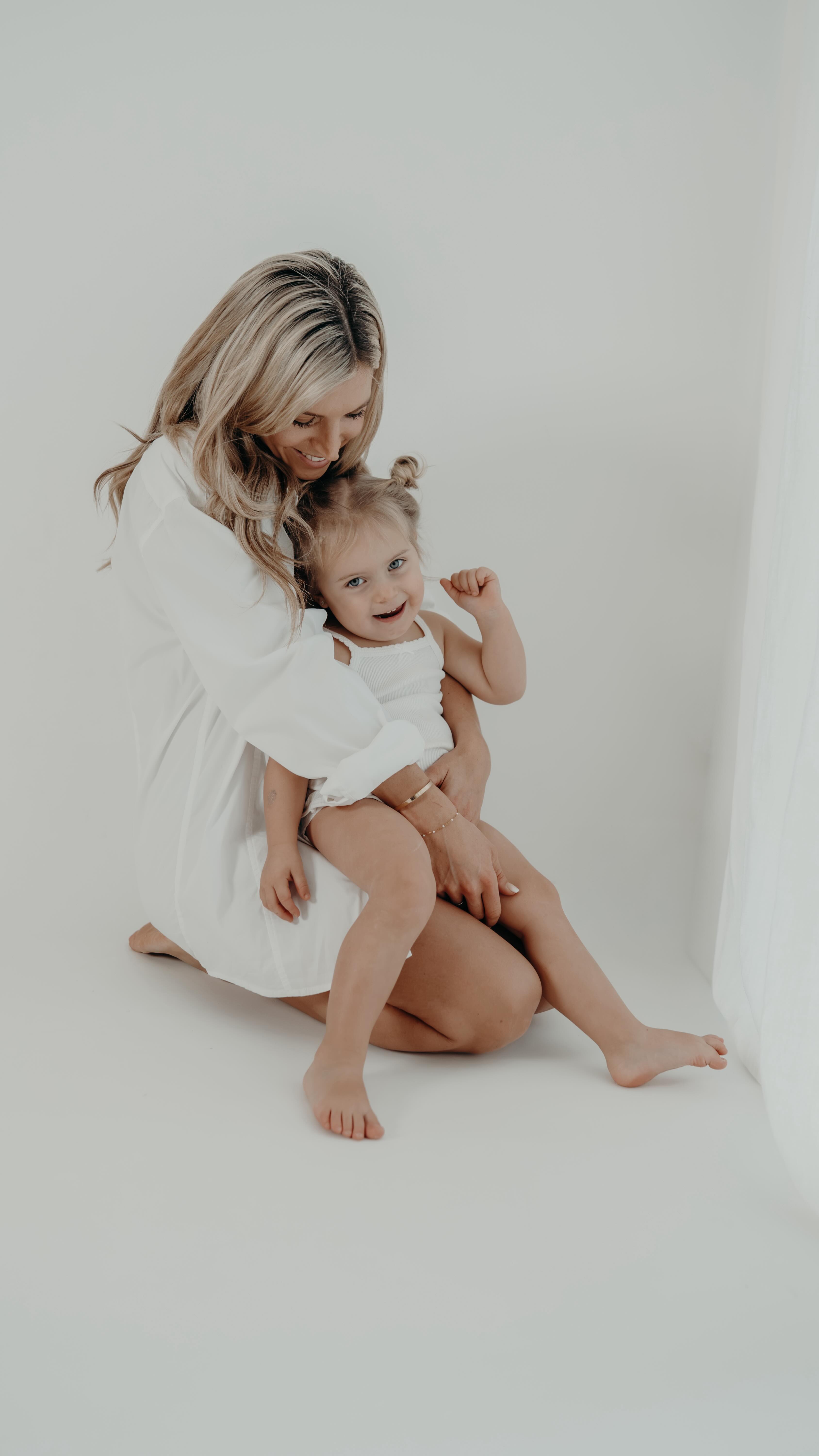 Mama to mama 🤍
Du brauchst diese Fotos. Nicht, weil alles perfekt ist sondern weil diese Zeit einmalig ist.
Ich weiß, wie schnell der Alltag laut wird.
Wie oft wir funktionieren, halten, tragen, stillen, trösten.
Und wie selten wir selbst auf den Bildern sind.
Genau deshalb begleite ich dich.
Mit emotionaler Mutterschaftsfotografie, die nicht nur zeigt,
wie es aussah sondern wie es sich angefühlt hat.
Deine Verbindung zu deinem Kind.
Deine Nähe. Deine Liebe. Dein Mama-Sein.
Diese Bilder sind für dich.
Für später. Für Erinnerungen, die bleiben.
Für ein Leben lang.
✨ Mutterschaftsshooting
✨ Mama & Kind Fotografie
✨ Stillfotografie
✨ Natürliche Familienfotografie
✨ Emotionale Fotos für Mamas
Wenn du spürst, dass du genau das festhalten möchtest,
schreib mir ich halte diesen Abschnitt eures Lebens für dich fest 🤍 @soulmom.era @soulmom.era @soulmom.era