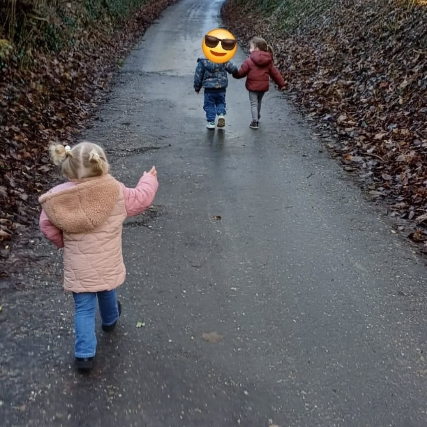 Vandaag gingen we lekker even wandelen in de ☀️ onderweg besloten de vriendjes en vriendinnetjes om elkaar een handje te geven. Helemaal uit zichzelf, zonder enige hulp van ons als juffies🥰 We hoorden de 🐦🐦 fluiten en de 🐑🐑 blaten, maar waar waren die toch? Opeens werden ze gespot bovenin een boom en bovenop de berg👀 Even later zagen we wat mannen in een wei werken met een grote machine, ook daar moesten we even naar kijken samen! Wat een sterke machine, er werd zomaar een 🌳 uit de grond getrokken! #wandelen #buitenlucht #vitamineD #samen #vriendjesenvriendinnetjes #handjegeven #kleinschaligeopvang #OkiDoki #Nijswiller #Heuvelland #plekjesvrij