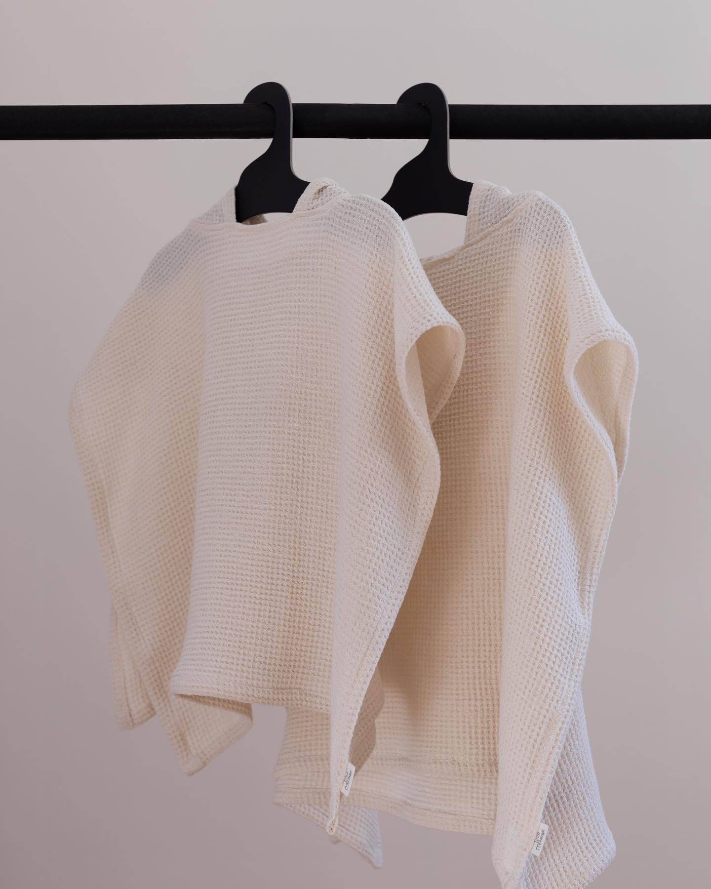 This is our new cocoon poncho. Shown here, in cotton white. All pure certified cotton. We will show you how to wear it… wait for it! 🤍
.
.
.
#momssupportingmoms #motherhood #mother #pregnant #mylittlemonkeygr #mylittlemonkey #littlemonkeyskids #givegood #nursery #decor #baby #nurserygift #newborn #organiccotton #handmade #kids #kidsinterior #natural #essentials #sustainableliving #decoration #mrlion #linen #kidsinpo #homedecor #babyshower #newborngifts #love #swaddle #momlife