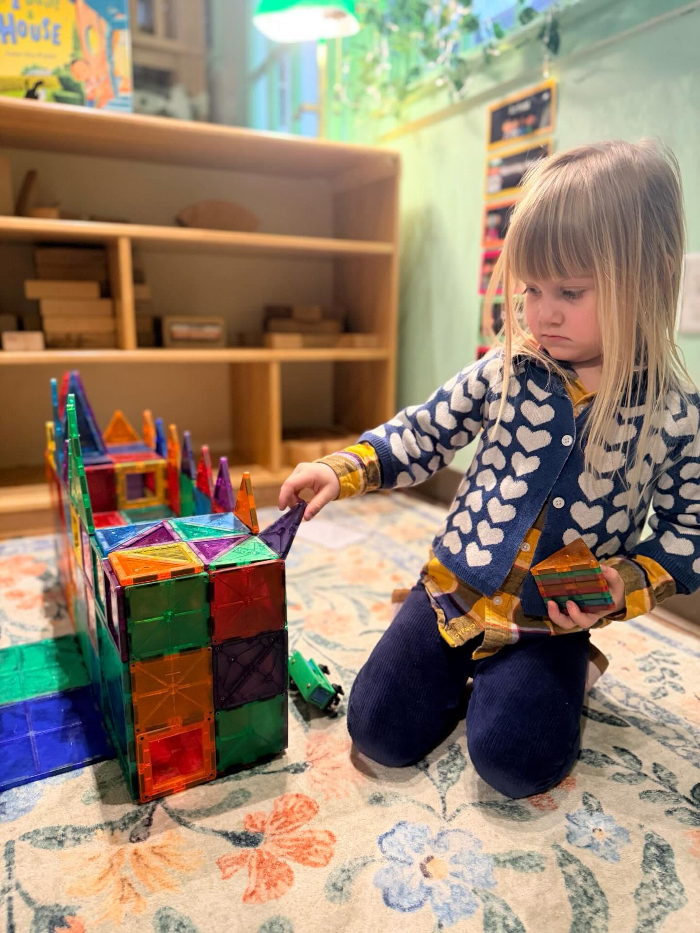Busy builders in the Green Room!🧱🏗️ These friends love to build all kinds of structures with all kinds of materials, leading to an investigation about buildings, bridges, and other structures around the world.