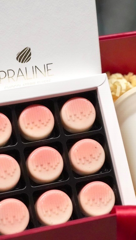 Une bougie et un chocolat unis par la même signature sensorielle 🌹
La fraîcheur fruitée du litchi rencontre la douceur florale de la rose, dans l’air comme en bouche.
Une senteur à respirer, une saveur à apprécier.
Le coffret Praline x Tempo est disponible en précommande dès maintenant sur notre site internet au prix de 59 CHF.
Retrait en boutique ou livraison gratuite dans le canton de Neuchâtel possible dès le 11 février.
Le cadeau idéal pour marquer les sens. ✨