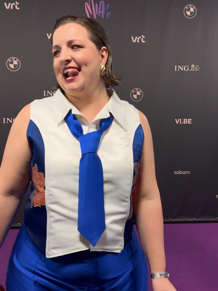 MIA’s 2025 🌸
Dat ik een Japanfannetje ben, weet iedereen intussen. Vorige keer kocht ik er VANALLES in een vintage winkel, waaronder drie obi’s. Met het plan om ze ooit zelf te upcyclen. Anderhalf jaar later moest ik mijn eigen gebrek aan tijd (en talent 🫠) inzien. En dus belde ik @sambeddegenoodts 💕 De obi is de mijne, maar de look is helemaal van haar. Merci merci merci om me te laten shinen 😮💨 (begin maar al te denken wat we met die andere twee doen 👀)
SO naar @kwenikwini voor de goeie vibes op de paarse loper 💃
Snap niet hoe Sensualité en ik even oud zijn 🥹
En kan iemand mij vertellen of er nu ook een tweede secret toiletset was? Want deze was PUIK.