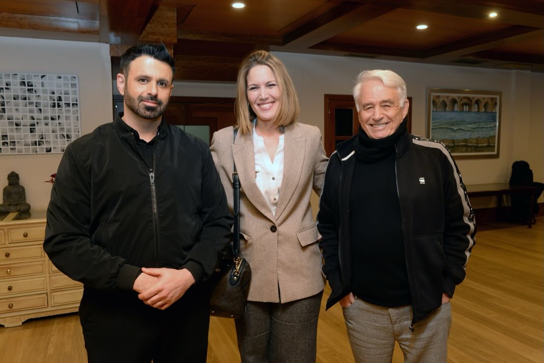 📸📚 Instantáneas da presentación en Santiago de Compostela de « Solas en el silencio », o libro de @sintxaurrondo.
🙏 Moitas grazas a propia Silvia polo bo trato, a @l_torrad de @harpercollinsiberica e a Jesús Núñez, codirector do IECAH por moderar o acto.
❤️ E sobre todo, grazas a todas as persoas que enchestes o Salón Olivo.
#amal #fundaciónaraguaney #pontedeculturas #santiagodecompostela #galicia