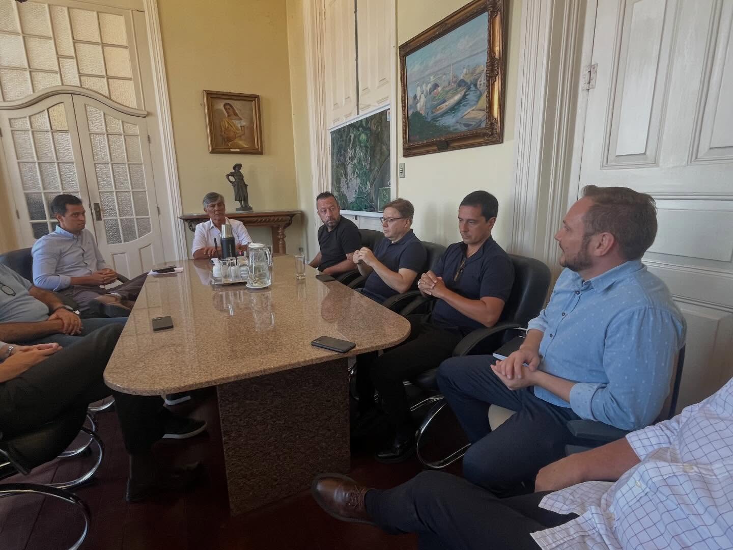 🤝 Aliança Pelotas dialoga com o Executivo municipal
Representantes de oito entidades apresentaram ao prefeito Fernando Marroni o novo coordenador do movimento, Raphael Morales, e debateram pautas estratégicas para o desenvolvimento da cidade. 📍
Durante a audiência, o arquiteto Delcio Ponzoni, representante do Sinduscon, destacou a necessidade de melhorias nos processos de aprovação de projetos 🏗️, alertando que empreendimentos têm migrado para outras cidades em busca de um ambiente de negócios mais ágil e menos burocrático — sempre com responsabilidade e cumprimento das regras. ✅
Na pauta também estiveram temas como mobilidade urbana 🚧, Plano Diretor 📑, Sala do Empreendedor 💼 e segurança jurídica para novos investimentos. 📈