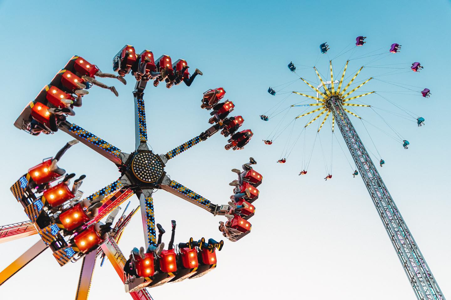 One of my favourite shot’s from shooting TT Festival Assen for @ditisassen couple a weeks ago. What an absolute pleasure to photograph the whole event!
#photography #photo #ttfestival #assen #ditisassen #carnaval #rides #fairgrounds #streetphotography #fairgroundattraction #attraction #colorful