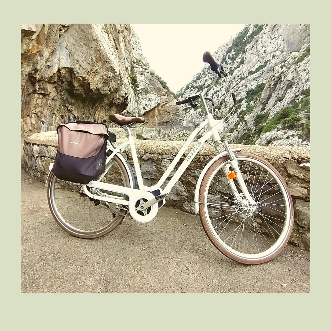📍Gorges de Galamus
🇬🇧 What a wonderful place to be, The Aude region is full of wonders. Embark on an awe-inspiring journey through the Gorges de Galamus with Vél'Aude e-bikes. Traverse this stunning natural wonder on our e-bikes and be captivated by its breathtaking beauty.
🇳🇱 Wat een prachtige plek om te zijn, de Aude zit vol wonderen. Ga op een adembenemende tocht door de Gorges de Galamus met Vél'Aude e-bikes. Doorkruis dit prachtige natuurwonder op onze e-bikes en laat je betoveren door de adembenemende schoonheid.
🇫🇷 La région de l'Aude regorge de merveilles. Embarquez pour un voyage impressionnant à travers les Gorges de Galamus avec les vélos électriques Vél'Aude. Traversez cette merveille naturelle sur nos vélos électriques et laissez-vous séduire par sa beauté à couper le souffle.
#gorgesdegalamus #aude #audetourisme #VAE #ebikes #summerholidays #ebikerental #limoux #carcasonne