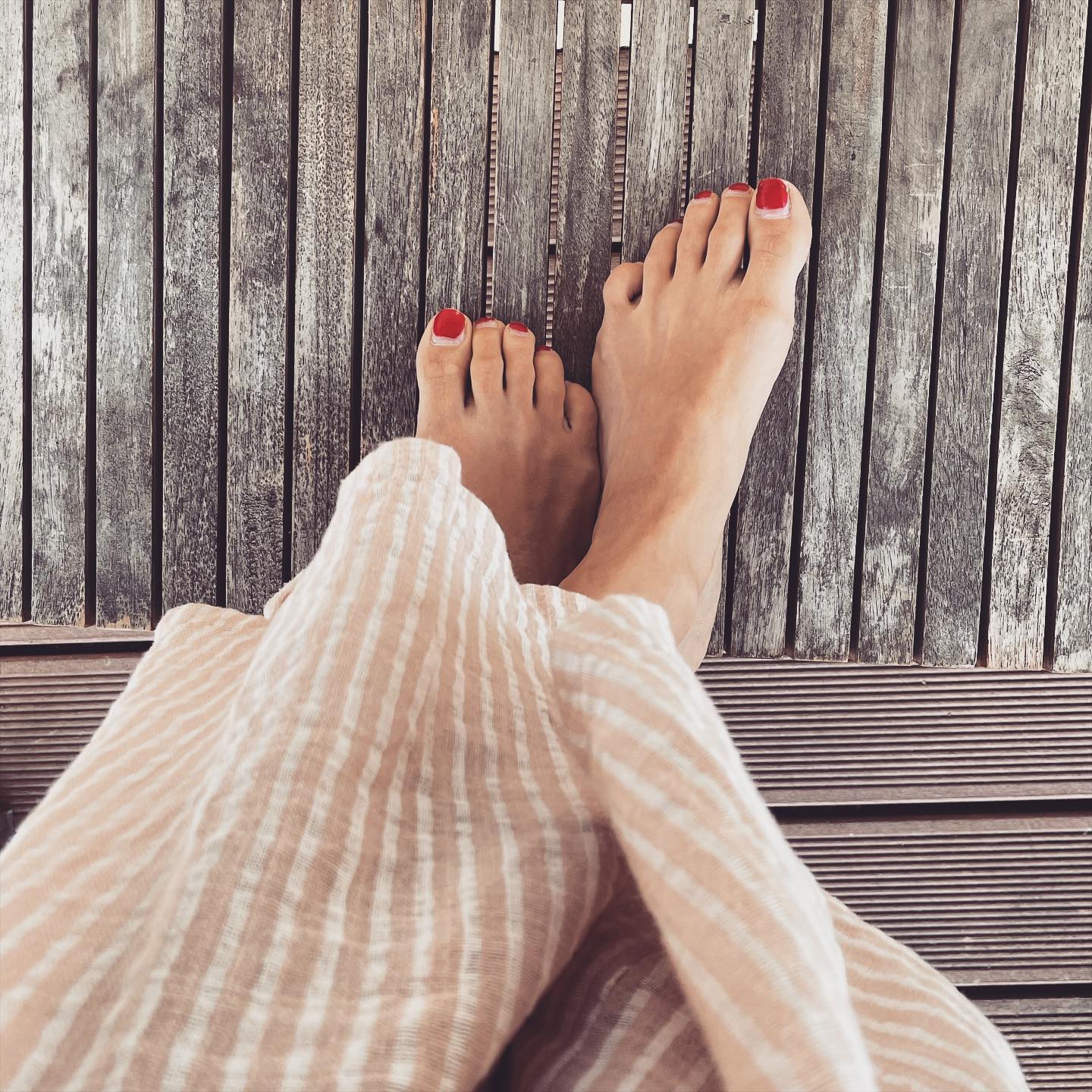 Ausmisten |
Wir Eltern geben unseren Kindern eine ganze Menge mit. Sinnvolles, Gutes, eigene Wertevorstellungen usw.. Und: Eine ganze Menge Mist. Eigene Ängste, die wir unbewusst auf unsere Kinder übertragen. Leidige Angewohnheiten. Eigenschaften, die wir an uns selber bemängeln. Aber, das können wir fast nicht verhindern und ist auch nicht schlimm. Und: Wir haben von unseren Eltern ebenfalls einen ganzen Koffer voll mitbekommen.
Ich wünsche mir für meine Kinder, dass sie eines Tages ihren Koffer auspacken können und das, was gut war behalten und alles, was nicht von ihnen ist, ausmisten dürfen.
Ich habe mich erst jetzt so ganz bewusst an’s Ausmisten gemacht; ich hoffe, meine Kinder kommen dann schon früher dazu! Es lebt sich soviel leichter, ohne unnützen Ballast 🧳.
"Es ist niemals zu spät, aber immer allerhöchste Zeit."
- Alfred Adler
#individualpsychologie #demokratischeerziehung #ausmisten #überwinden #kinder #vorbild #vorbilder #elternschaft #parenting #emotionen #emotions #lebenmitkindern #vergeben #forgiveness #mom #momlife #maman #mamansuisse #wachsen #mami #mentalhealth #selfcare #parenthood #erziehungskunst