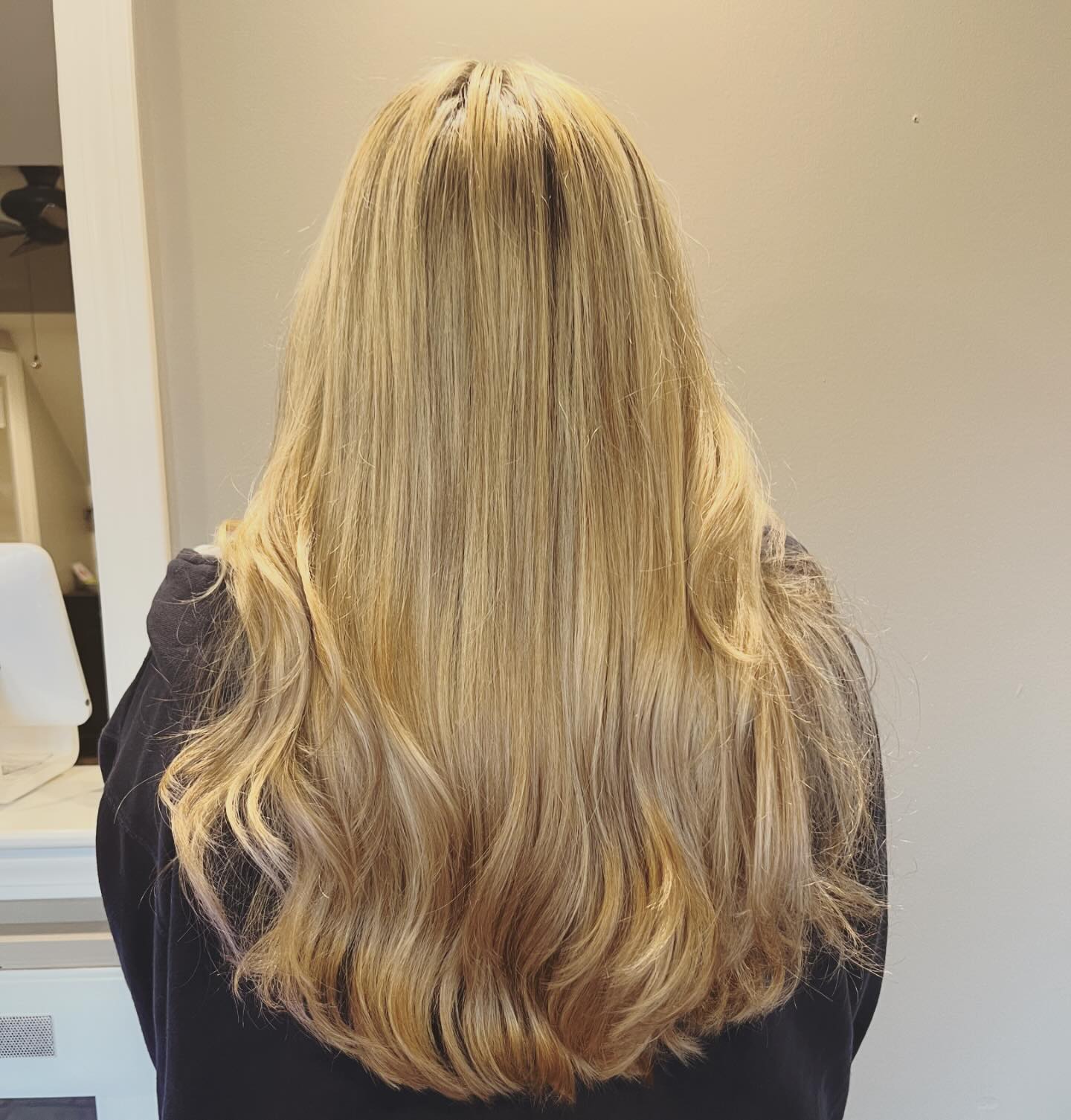 One day @coryjean.hair will get a picture with a nice non distracting background…. Today is not that day. 😂 In the meantime enjoy this creamy vanilla blonde full foil.
✿
✿
✿
#southwindsorsalon #ctcolortrasformation #cthairsalon
#southwindsorsalon #ctsalon #manchesterct #manchestersalon #vernon #vernonsalon #ctstylist #cthairsalon #southwindsor #southwindsorct #studio549southwindsor #cthair