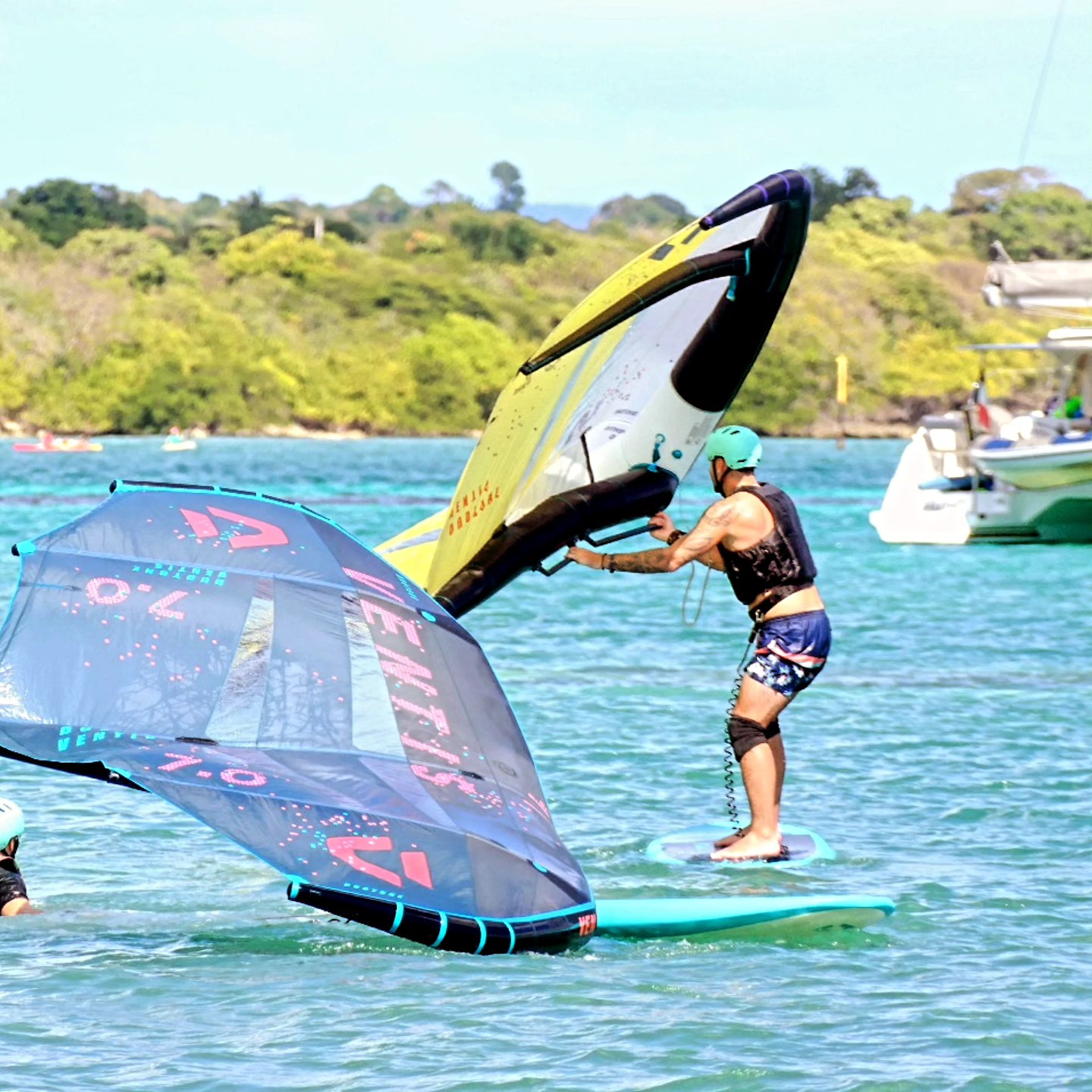 On profite des sessions de vent un peu plus Light pour vous faire rider en @duotone.wing ventis !✌️
L'école vient de recevoir les modèles 2026, bientôt disponible sur l'eau pour vos sessions ou pour les cours !
A très vite 😎
#wingfoil #wingfoilschoolguadeloupe #wingfoil school #foiling #guadeloupe