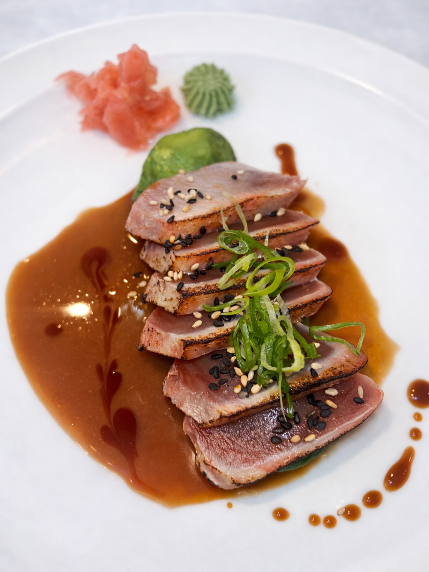🔥 MAGURO TATAKI – Nr. 365 🔥
Außen kurz gegrillt, innen roh, saftig und tief im Geschmack:
Unser Thunfisch Tataki auf Avocado-Bett, begleitet von Ponzu- & Misosauce, geröstetem Sesam und feinen Frühlingszwiebeln.
Das ist kein Trendgericht.
Das ist klassische japanische Technik, präzise umgesetzt.
Jeder Schnitt sitzt. Jede Sekunde Hitze zählt.
Wer Thunfisch liebt, erkennt sofort:
👉 Hier geht es um Qualität – nicht um Effekte.
📍 KUGO Sushi & Grill – Nagold
🍣 Tataki für Kenner. Punkt.
#maguro #tataki #thunfisch #sushikenner #japanesekitchen kugosushi nagold ponzu misosauce qualityovereverything