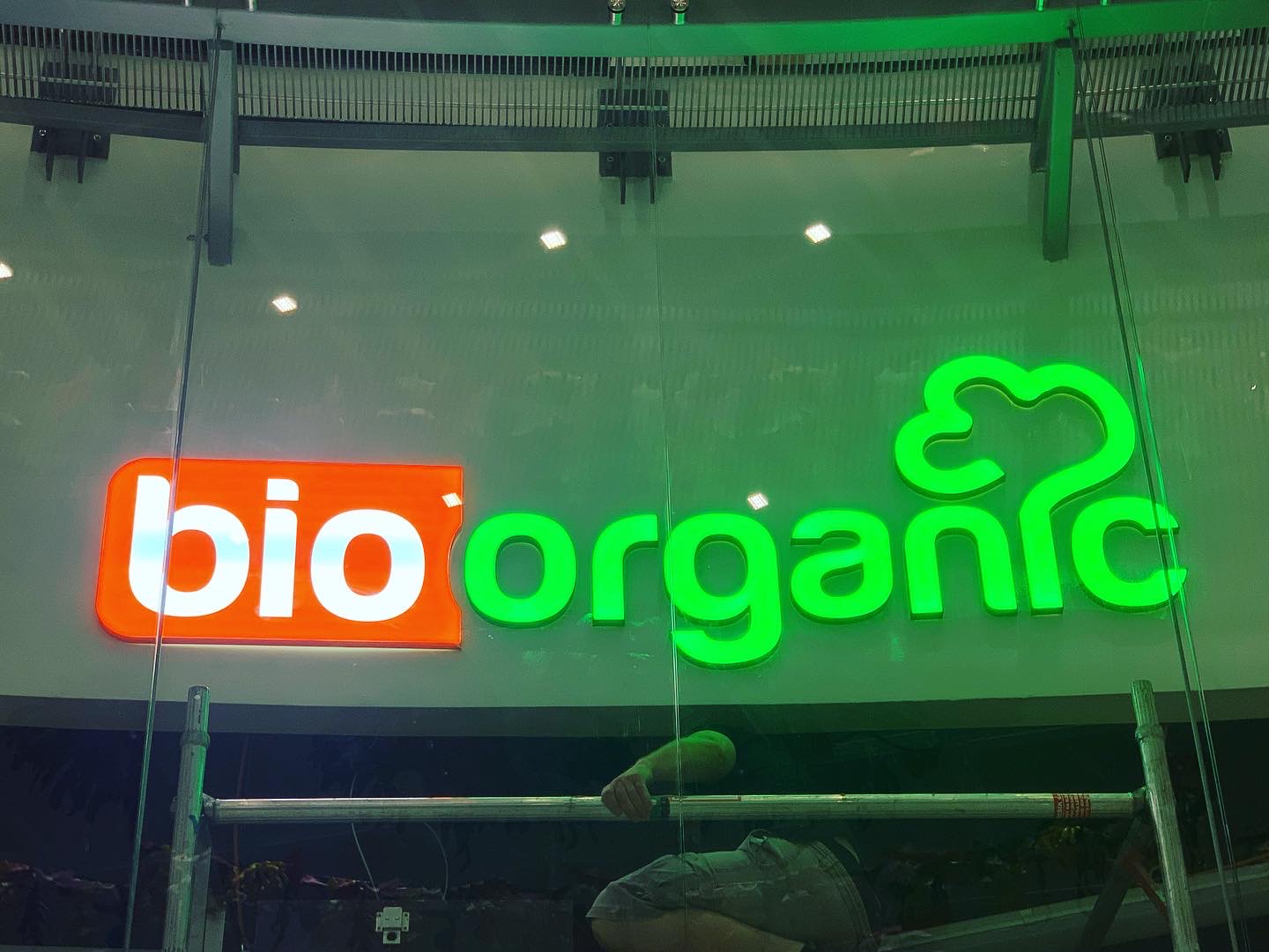 Viditeľnosť, ktorá predáva — priamo z našej dielne v Skalici. 🛠️ Naša veľkoplošná tlač a fasádny branding sú pevné, presné a pripravené zvládnuť eventy, showroomy aj developerské projekty v Bratislave, Malackách, Trnave a Senici. Robíme všetko bez sprostredkovateľov, od návrhu po montáž — rýchlo a spoľahlivo. Napíšte nám do komentára a dohodneme sa. 🔧📈 #velkoplosnatlac #branding #Skalica #vizibilita #reklama #showroom #developer