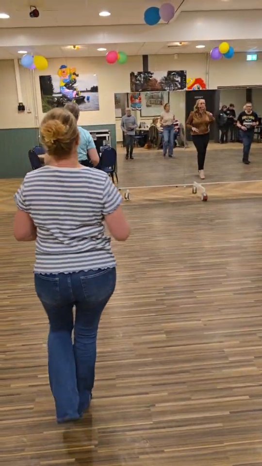 Altijd al salsa willen leren? Grijp dan nu je kans! 🤩
Woensdagavond gaan de heupen weer los tijdens onze salsacursussen en laten we zien hoe leuk dansen kan zijn. Dit is meteen de laatste kans om er bij te zijn, want daarna sluiten de inschrijvingen voor dit seizoen. Alle beginners zijn van harte welkom, ook zonder danservaring. Ben jij al langer op de dansvloer te vinden en toe aan een nieuwe uitdaging? Dan zijn er bij de gevorderden nog een paar plekken vrij. 💃🕺
Schrijf je in via de link hieronder en dan zien we je morgen! 👇
https://www.dansstudiorolo.nl/service-page/salsa-beginners-voorjaar-2026?referral=service_list_widget
#dansstudiorolo #dansstudiobrabant #herpen #dansles #dansstudio